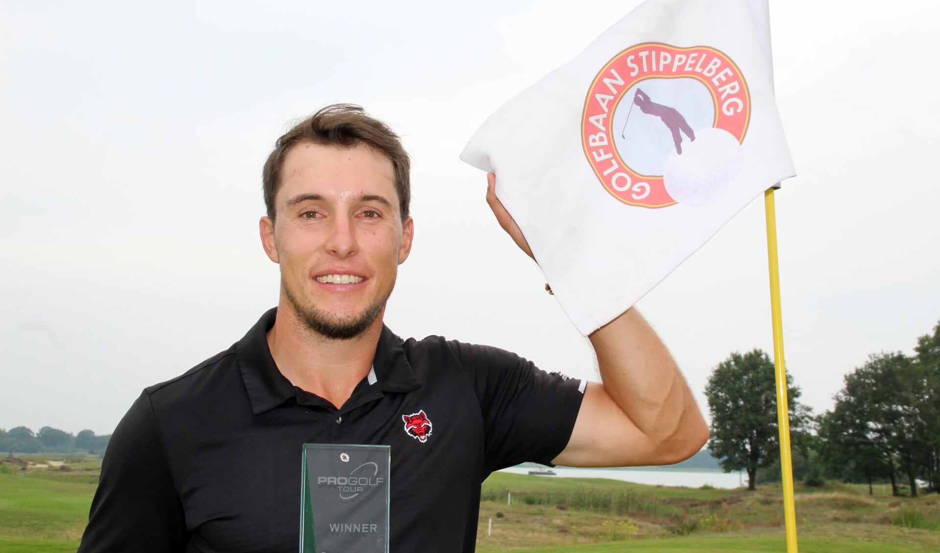 Zan Luka Stirn koestert de trofee van het Stippelberg Open. (Foto Pro Golf Tour)