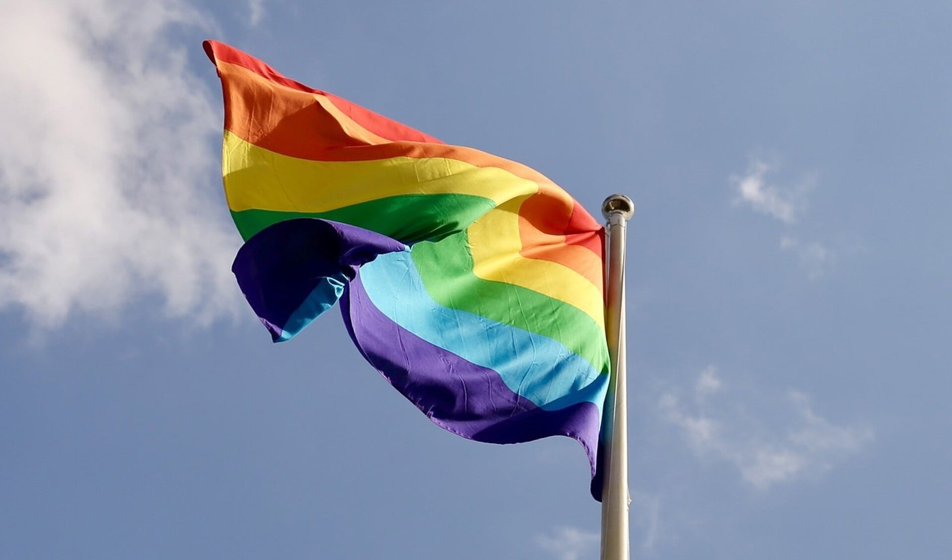 De regenboogvlag is voor ons een symbool van liefde, openheid en verbondenheid.