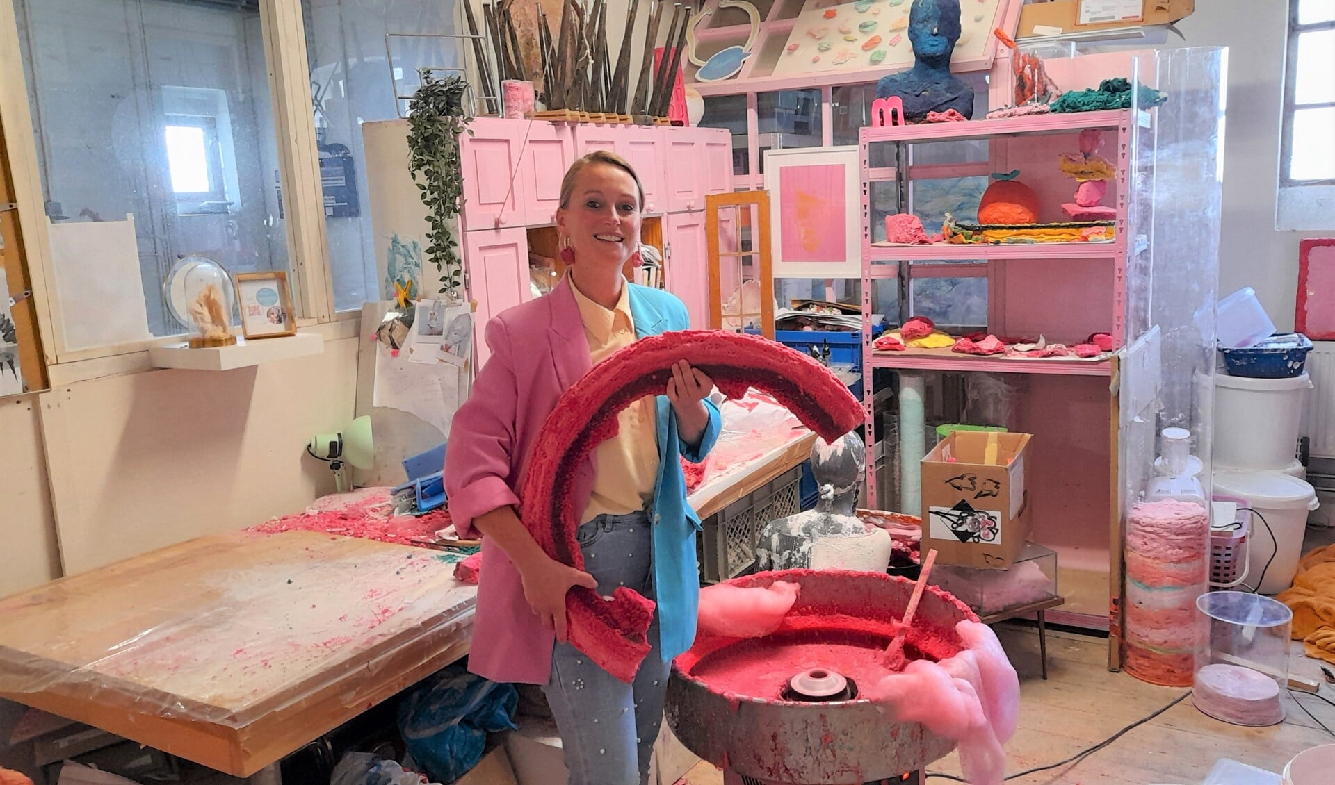 Martijntje Cornelia maakt de meest waanzinnige kunst van suikerspin.