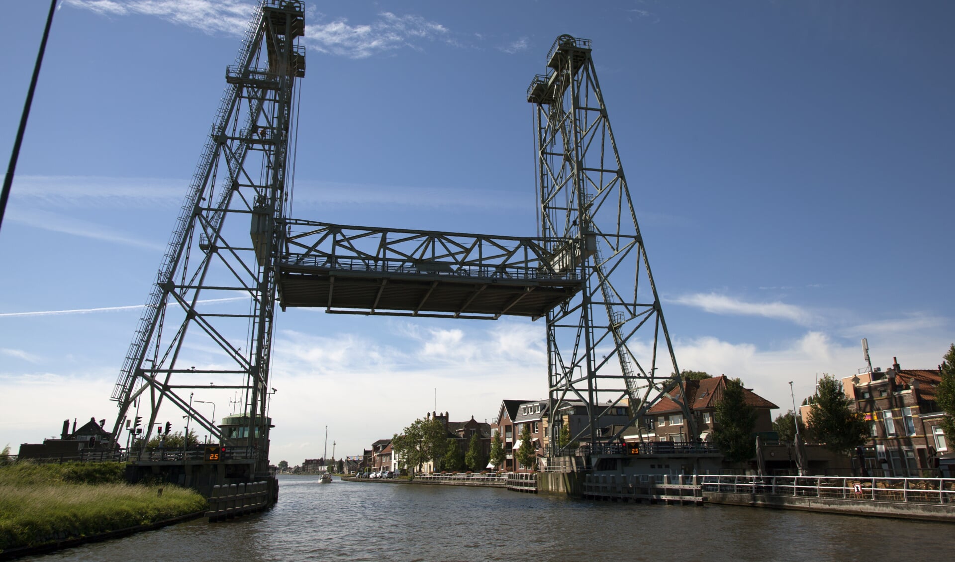 De iconische Hefbrug Gouwesluis of Gouwesluisbrug in Alphen aan den Rijn.