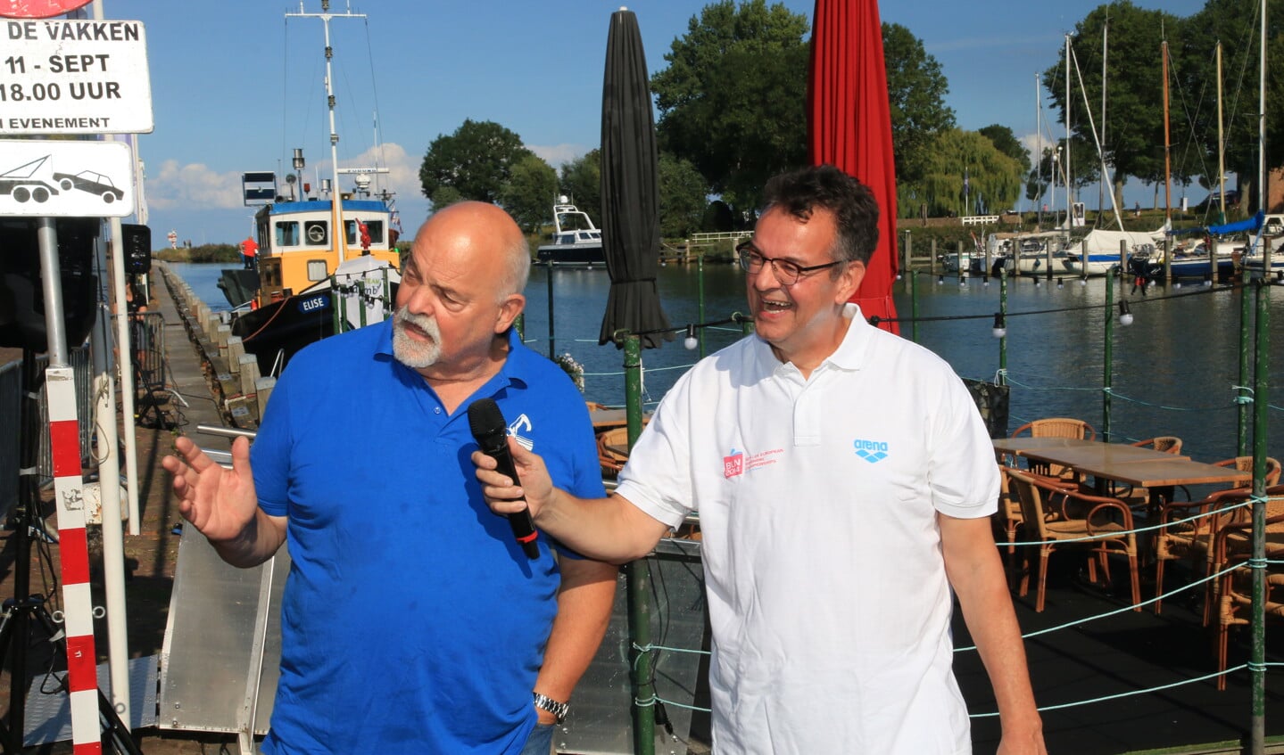 Joost Kuijlaars in gesprek met Jack Brakeboer bij de finish in de Oosterhaven.