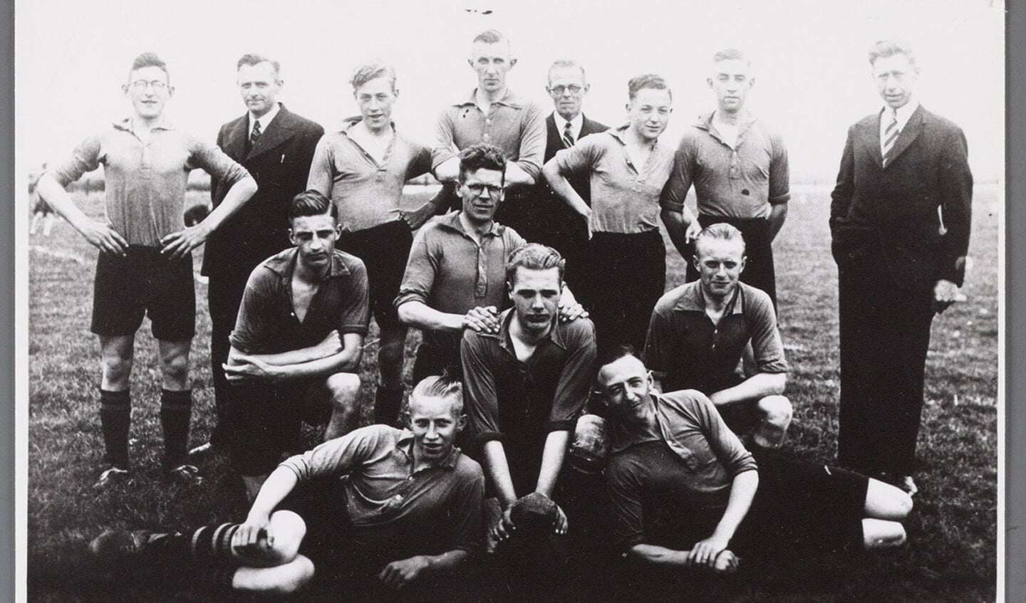 Dit WSV '30 elftal was kampioen Res. 3e klas B 1937-1938. Achterste rij v.l.n.r. (alleen de spelers): Cor Graas, Piet Rozemeijer, Piet (Pim) Kee, Piet Nooij en Henk Binken. Middelste rij v.l.n.r. B. Piet, Dirk Graas, Jan Kee en Jaap Butter. Liggend v.l.n.r. Paul Dudock en Cees Nooy.