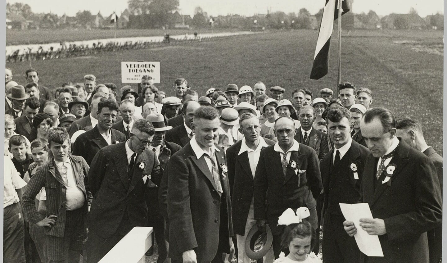 Opening van Het Zwet in 1934 door het meisje met strik Anneke Horssen, dochter van de voorzitter, en met rozetten leden van het zwembadbestuur. Vooraan van links naar rechts met bril J.D.W. Krijns en J.P. Kuiper (secretaris), Dirk Thesing (penningmeester), Jan Floor en geheel rechts dokter K.M. van Horssen (voorzitter).