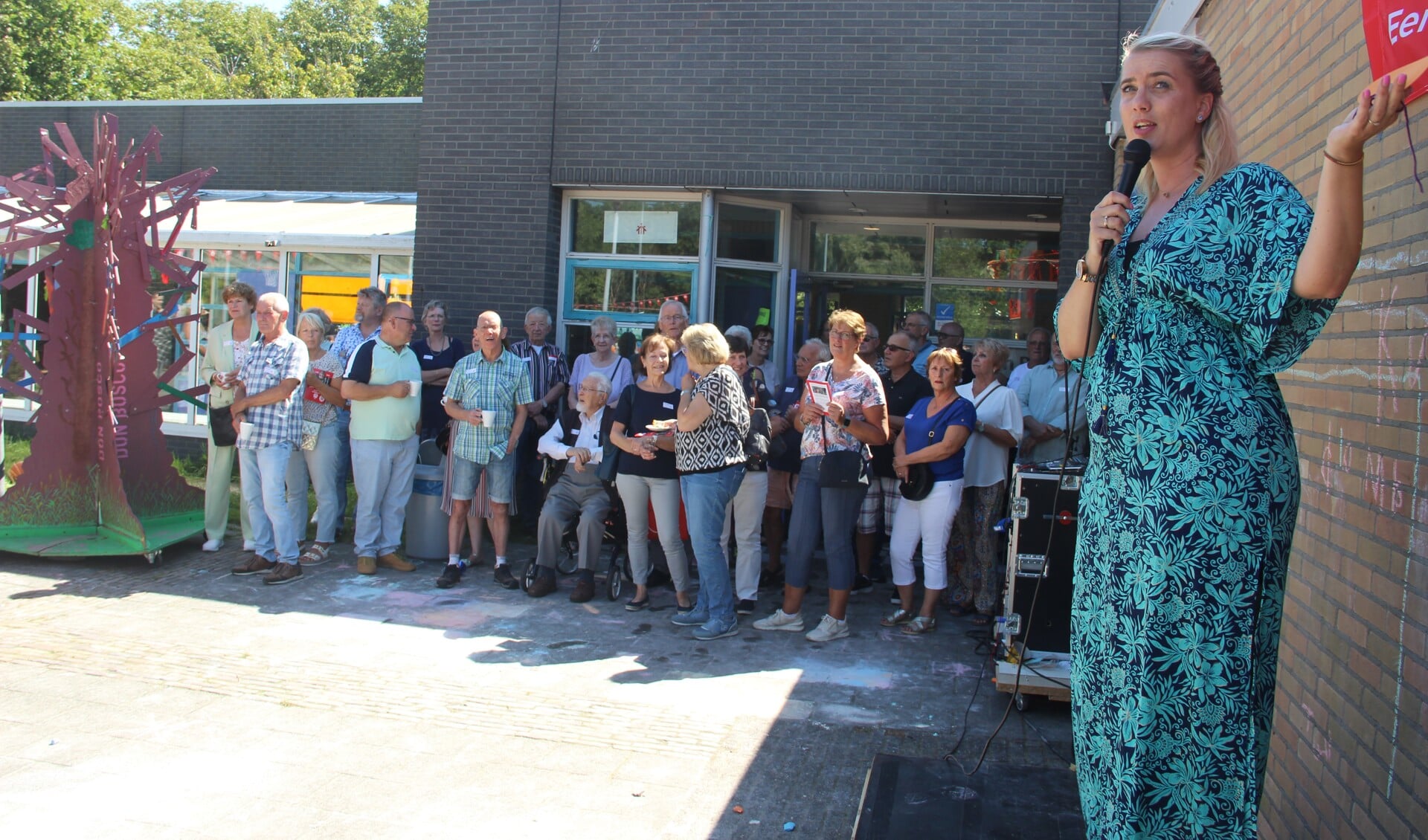 Buiten op het plein staat de wensboom (links op de foto). “Iedereen mag daar een opmerking of wens inhangen”, vertelt Marlies Cuppen.
