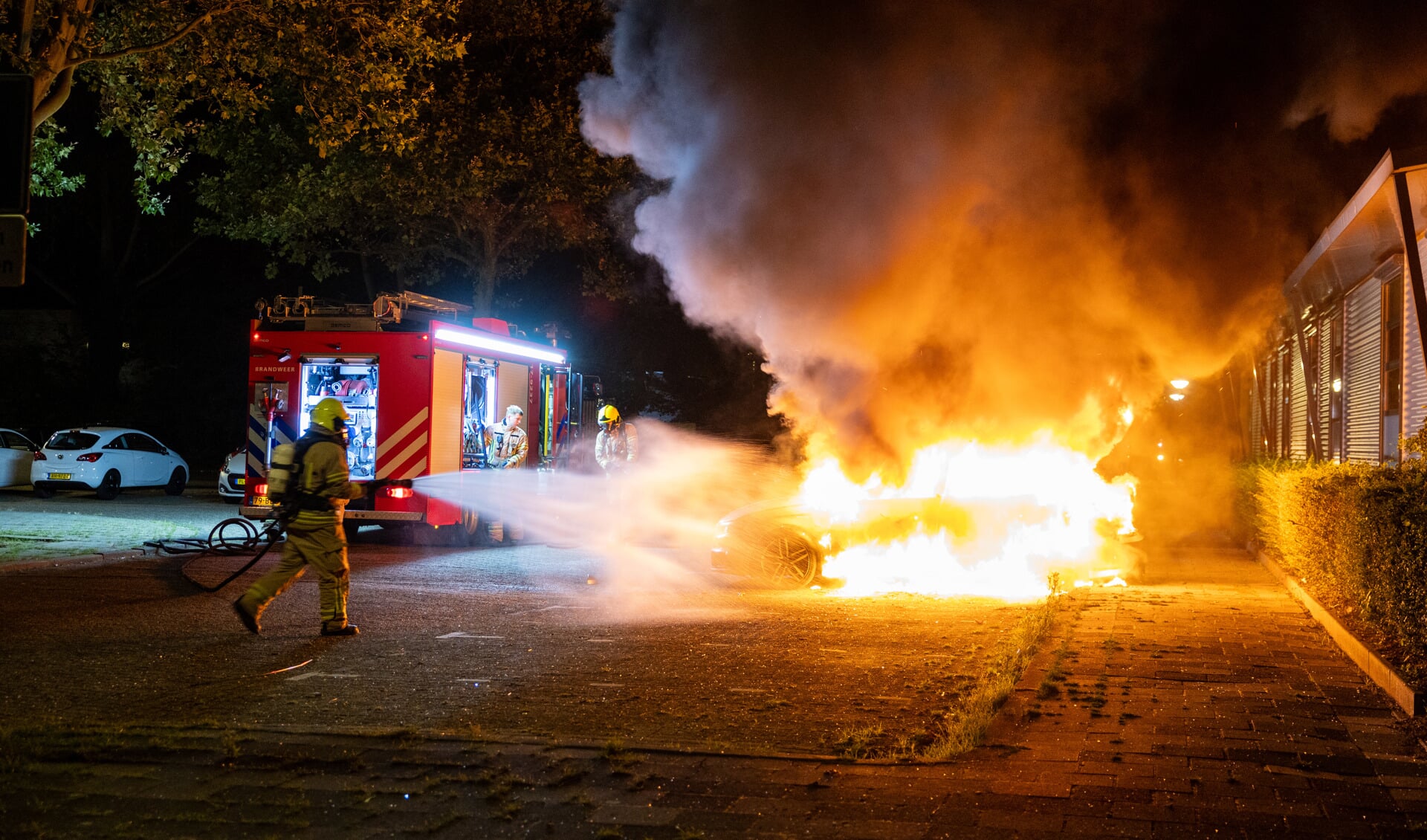 Mogelijke brandstichting: Auto volledig uitgebrand in Vlaardingen