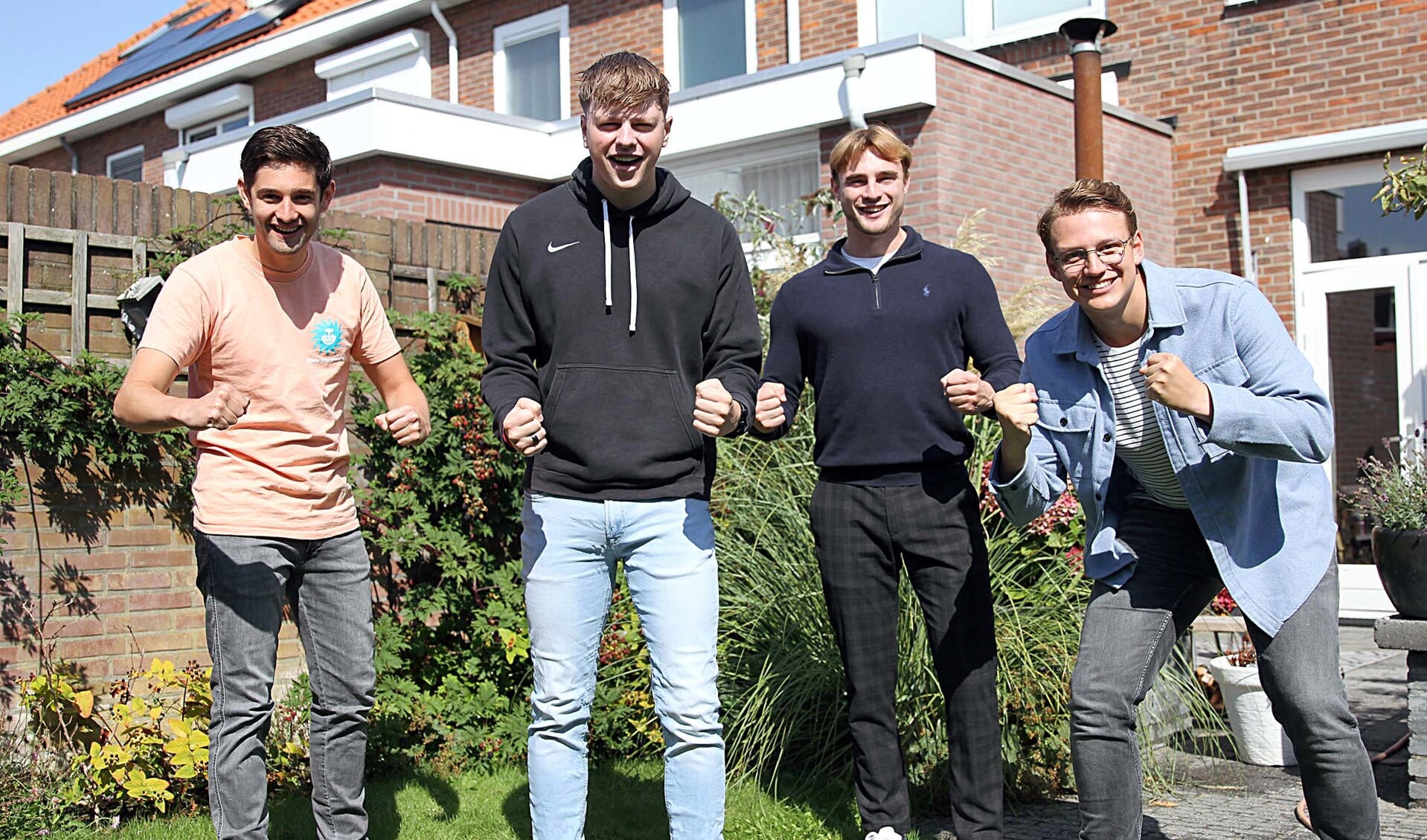 V.l.n.r.: Brent, Matthijs, David en Mike maken zich klaar voor de elfde editie van de Beach to Beach Swim.