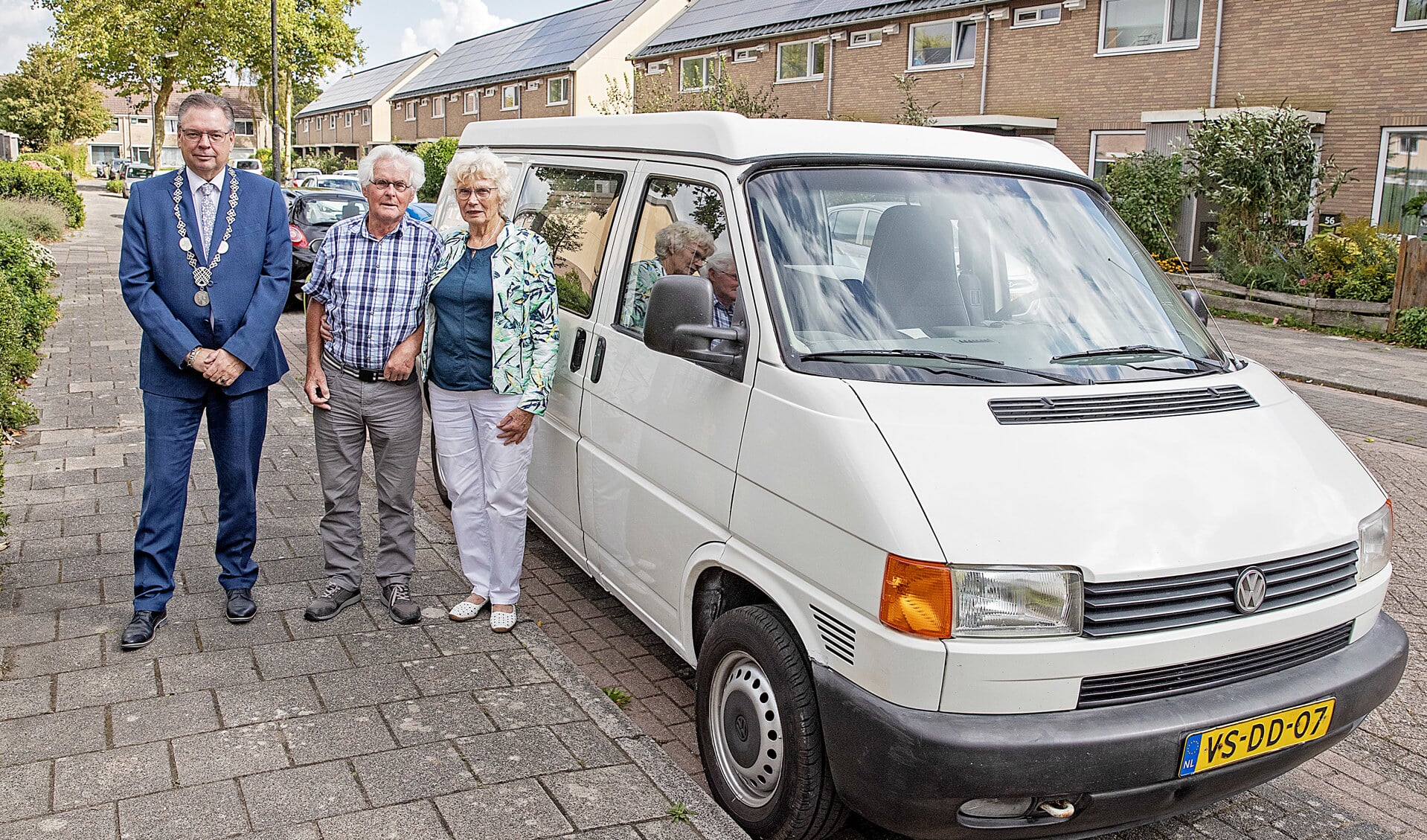 Locoburgemeester Gerard Rep ging langs bij Ton en Tiny en bewonderde meteen even hun camperbus.