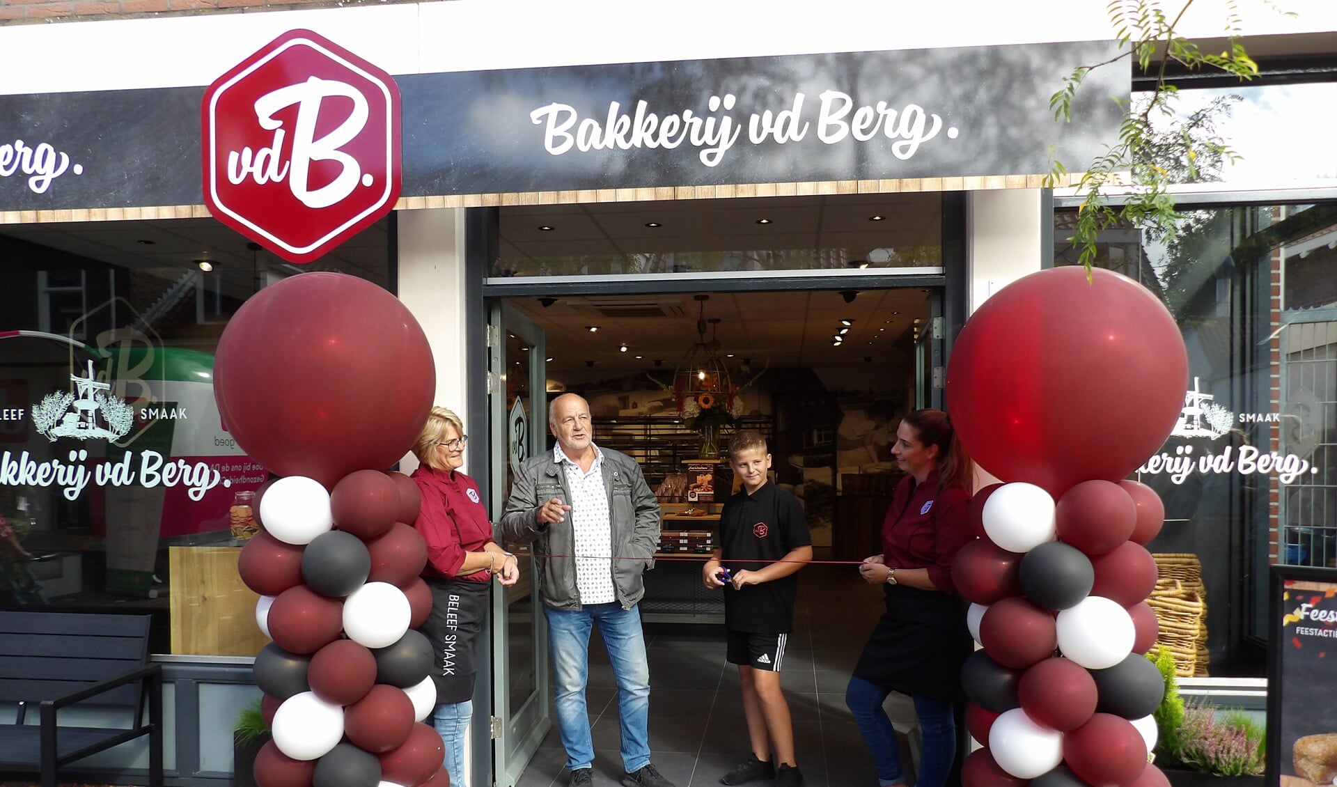 Pleun en Pleun knipten het lint door om de winkel officieel te openen.