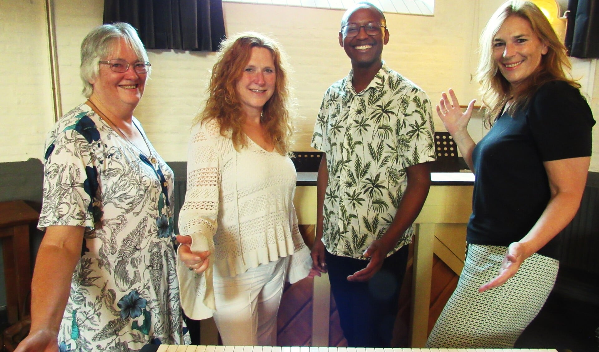 Terry Pratt, Tessa Kleizen, Chesron Ledes en Ingrid Wijnhorst nodigen je graag uit bij hun gospelkoor Sing en Swing te komen zingen!