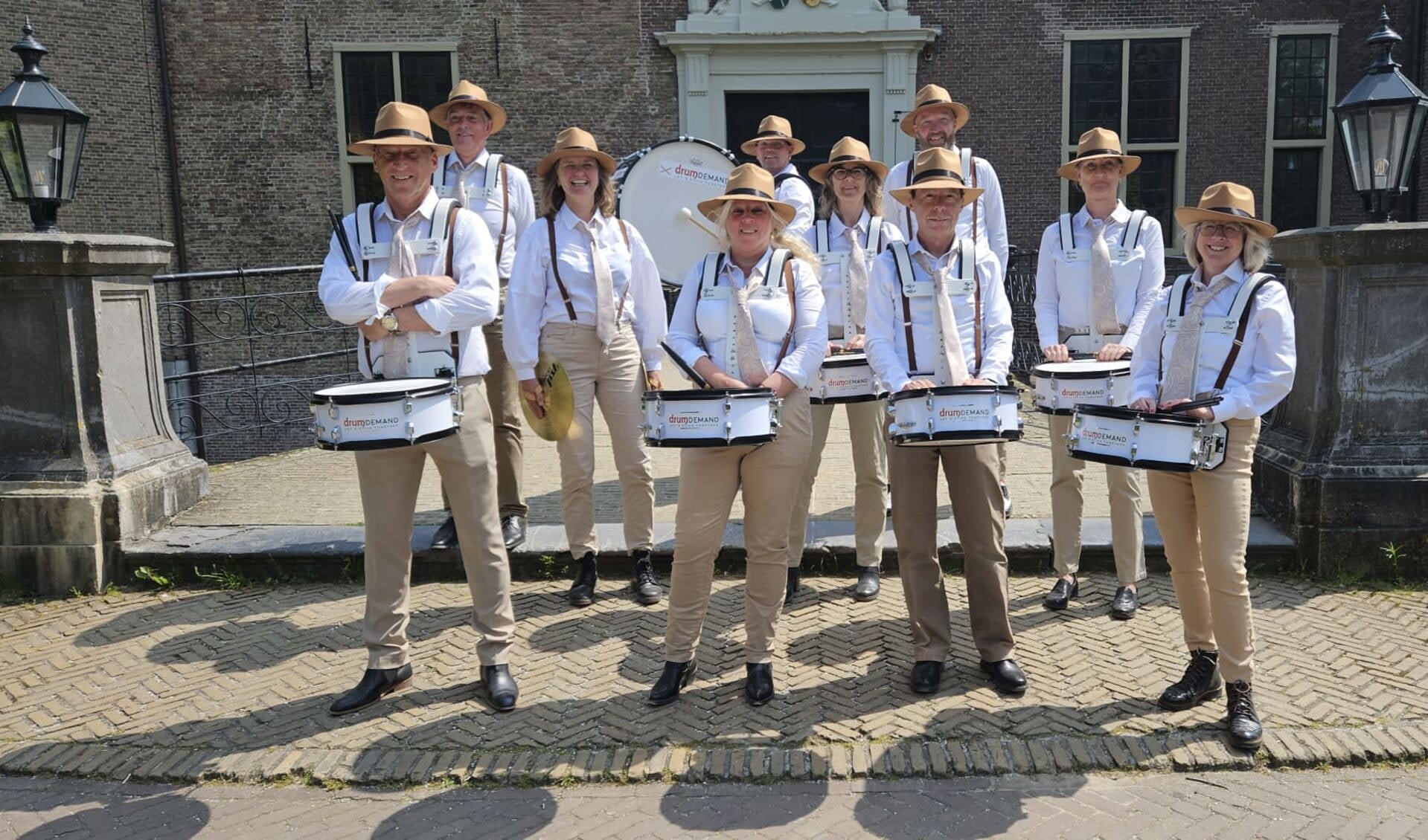 De nieuwe drumband 'Drumdemand'.