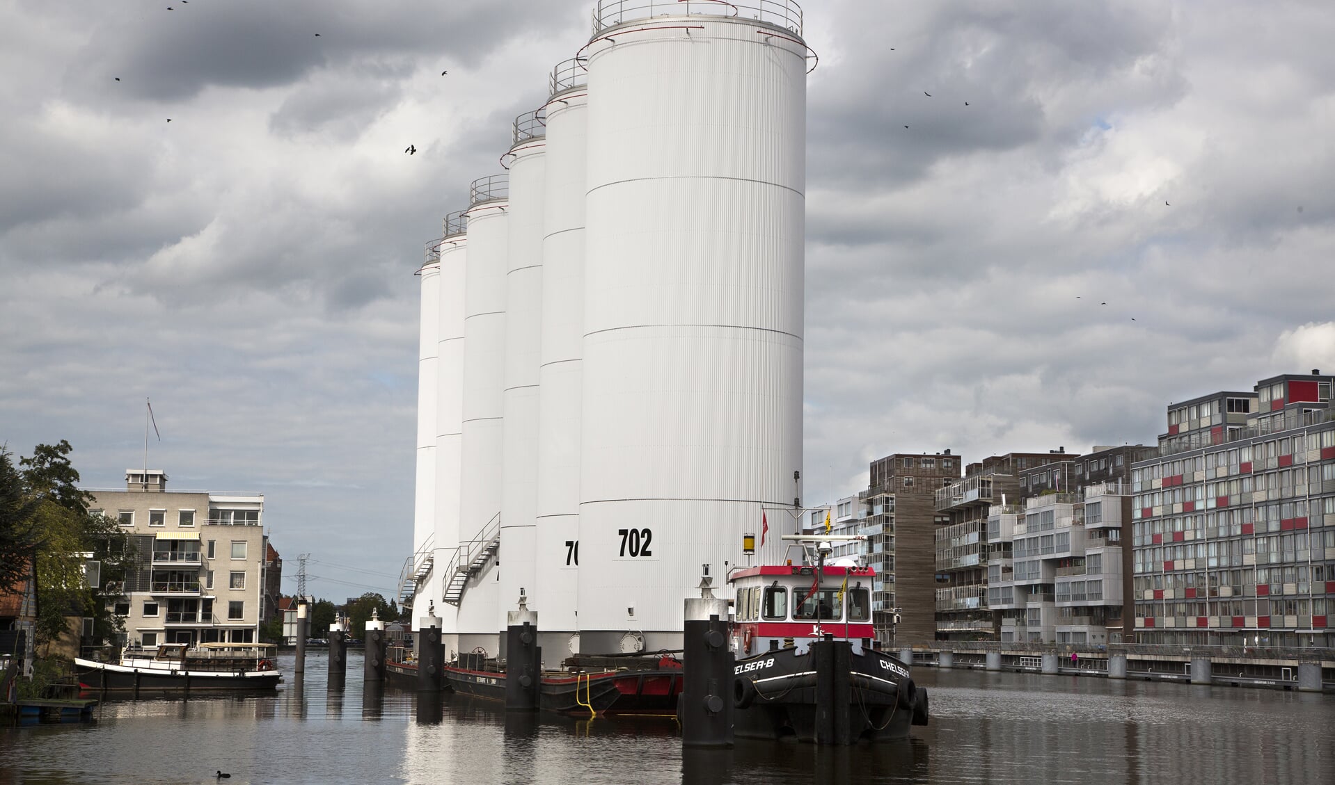 10 september 2020: transport over het water met de sleepboten van Rodietransport die zes reusachtige silo's vervoeren van Den Helder naar Antwerpen. 
