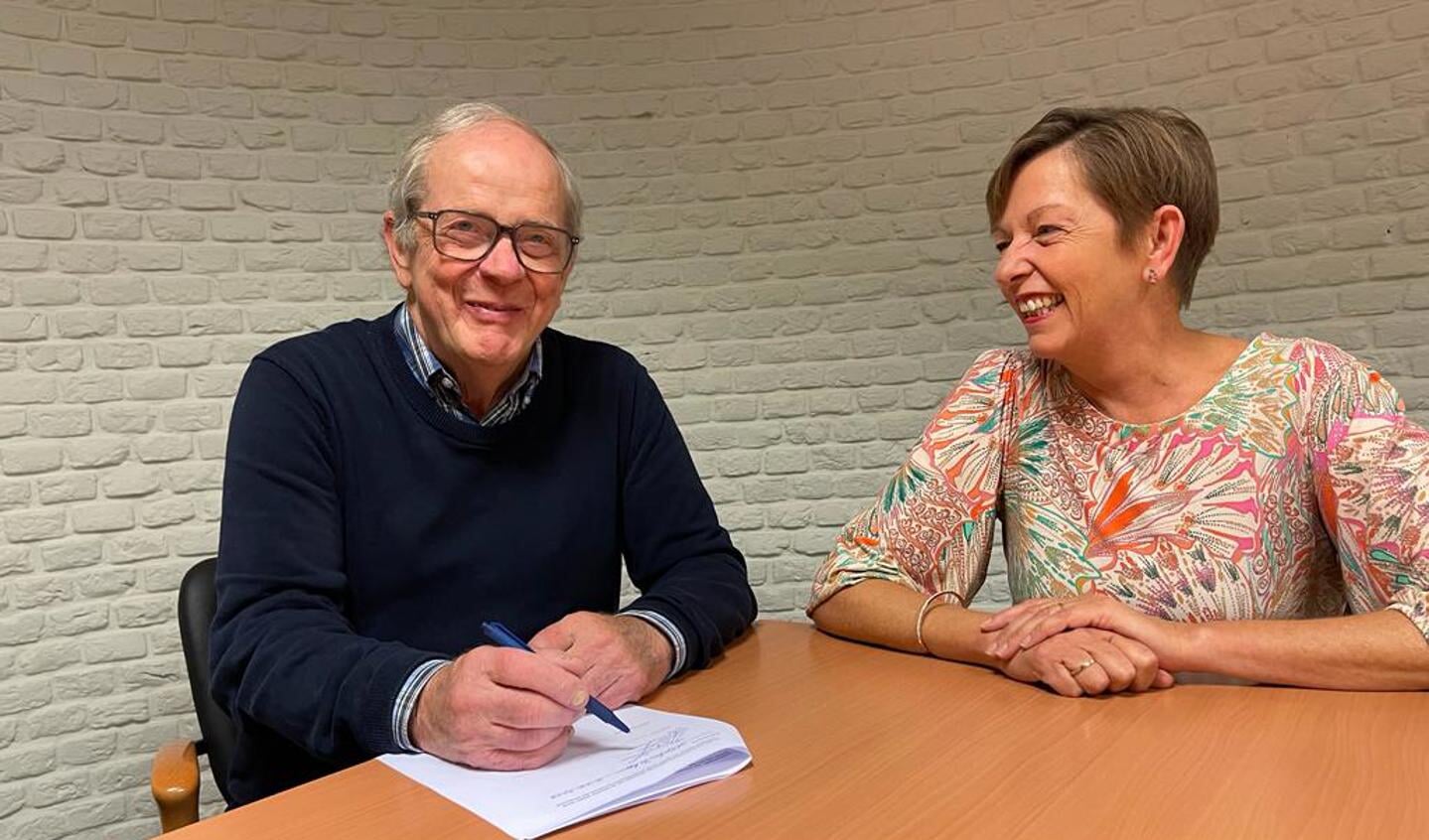 De voorzitter van Fietsmaatjes, Jan te Riele, en de voorzitter van het Jeroen Heitzman Accufonds, Angelique Bergers, ondertekenen de oprichtingsakte. 