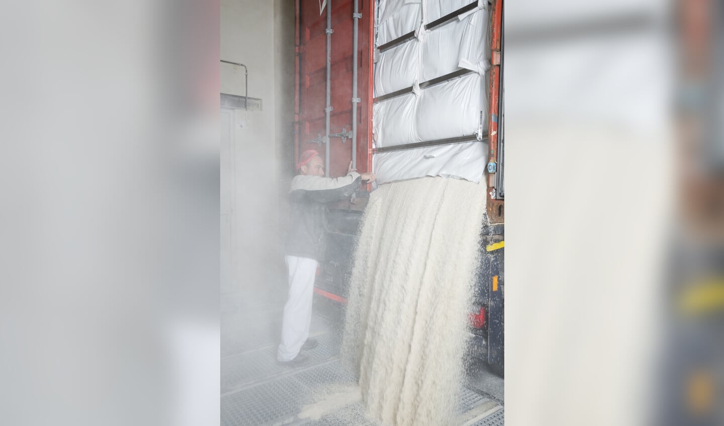 Een vrachtwagen lost rijst bij de Lassie fabriek Zaandam.