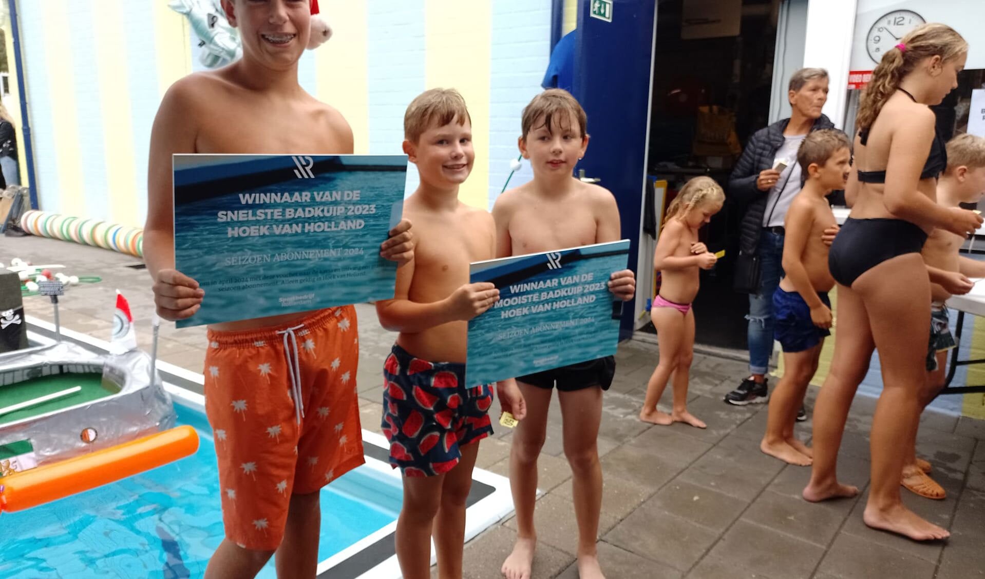 De winnaars van de tweede Badkuipenrace in het Zwembad.