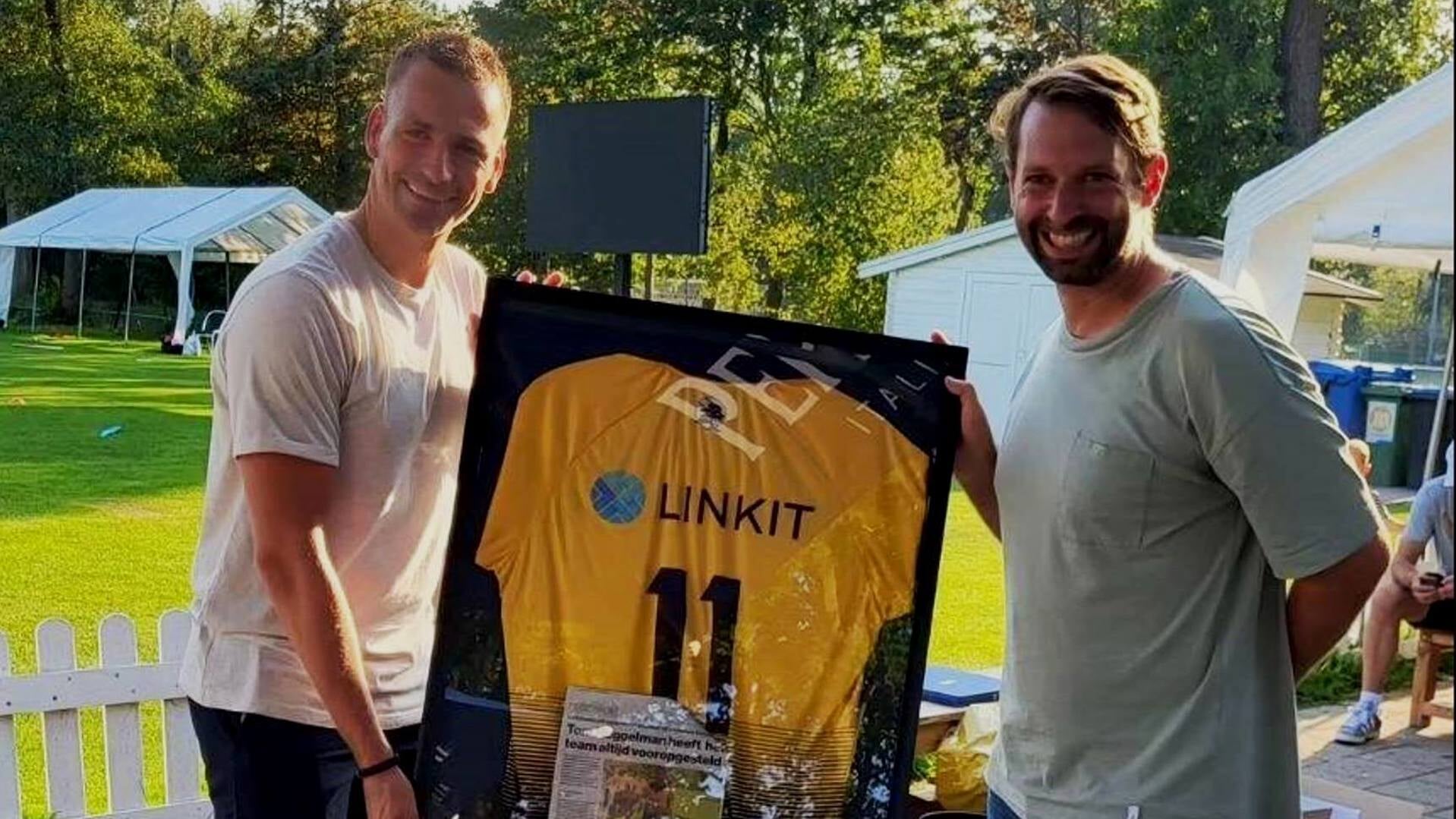 Cricket-voorzitter David Woutersen verraste Tom Heggelman (links) op de slotavond van het cricketseizoen met zijn ingelijste shirt. (Foto: PR)