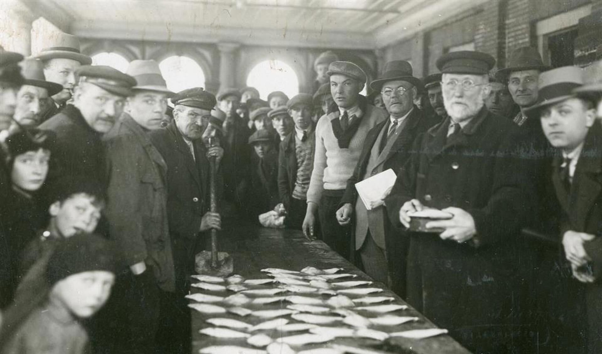 Visafslag onder de overkapping van de Visbank, circa 1931