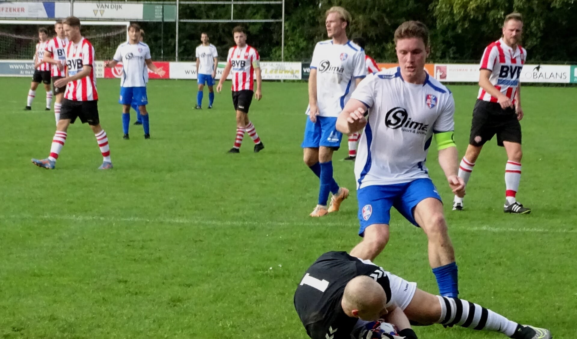MVV'27-doelman Jan Boon voorkomt dat KethelSpaland-aanvoerder Boy Bronkhorst gevaarlijk wordt. (Foto: UWM)