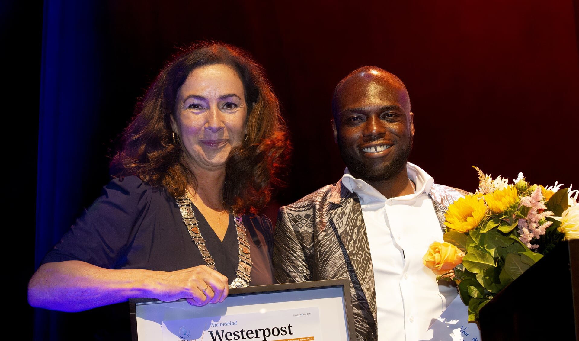 Femke Halsema, op de foto met de winnaar van Amsterdammer van het Jaar 2022, wil nog wel een termijn in Amsterdam aanblijven.