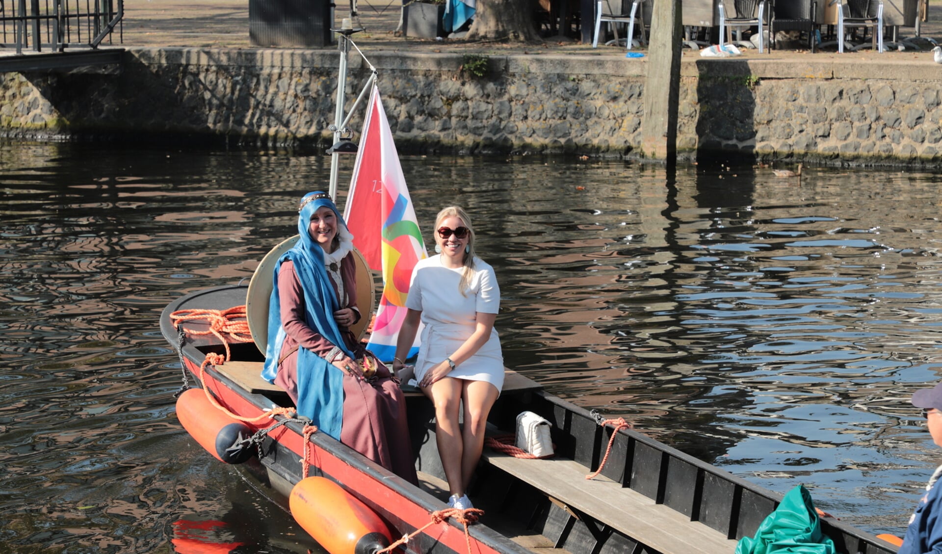 Wethouder Lianne van Kalken onthult de drijvende krachten in Vlaardingen vanuit een bootje.