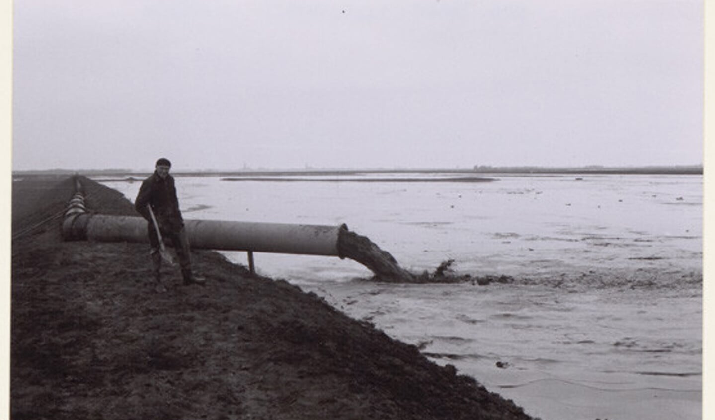 Broekpolder. Maart 1959 en het opspuiten van de polder met vervuild, Rotterdamse havenslib is in volle gang