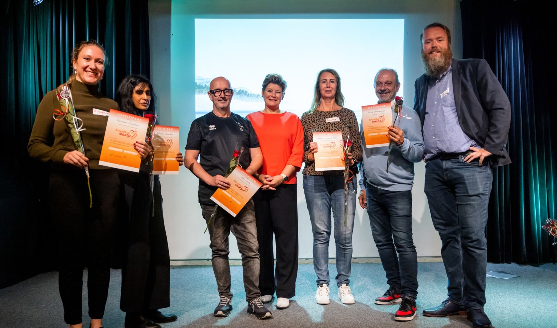 Zes schuldhulpmaatjes nemen hun certificaat in ontvangst.