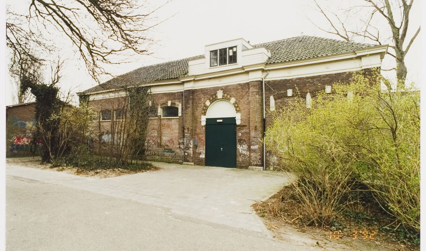 Het voormalige ijkkantoor, gebouwd in 1878 en als zodanig in gebruik geweest tot 30 juni 1908. In 1909 vestigde de Handelsdagschool zich in het gebouw. Beeld gemaakt in ca. 1910. Bron: Collectie Regionaal Archief Alkmaar