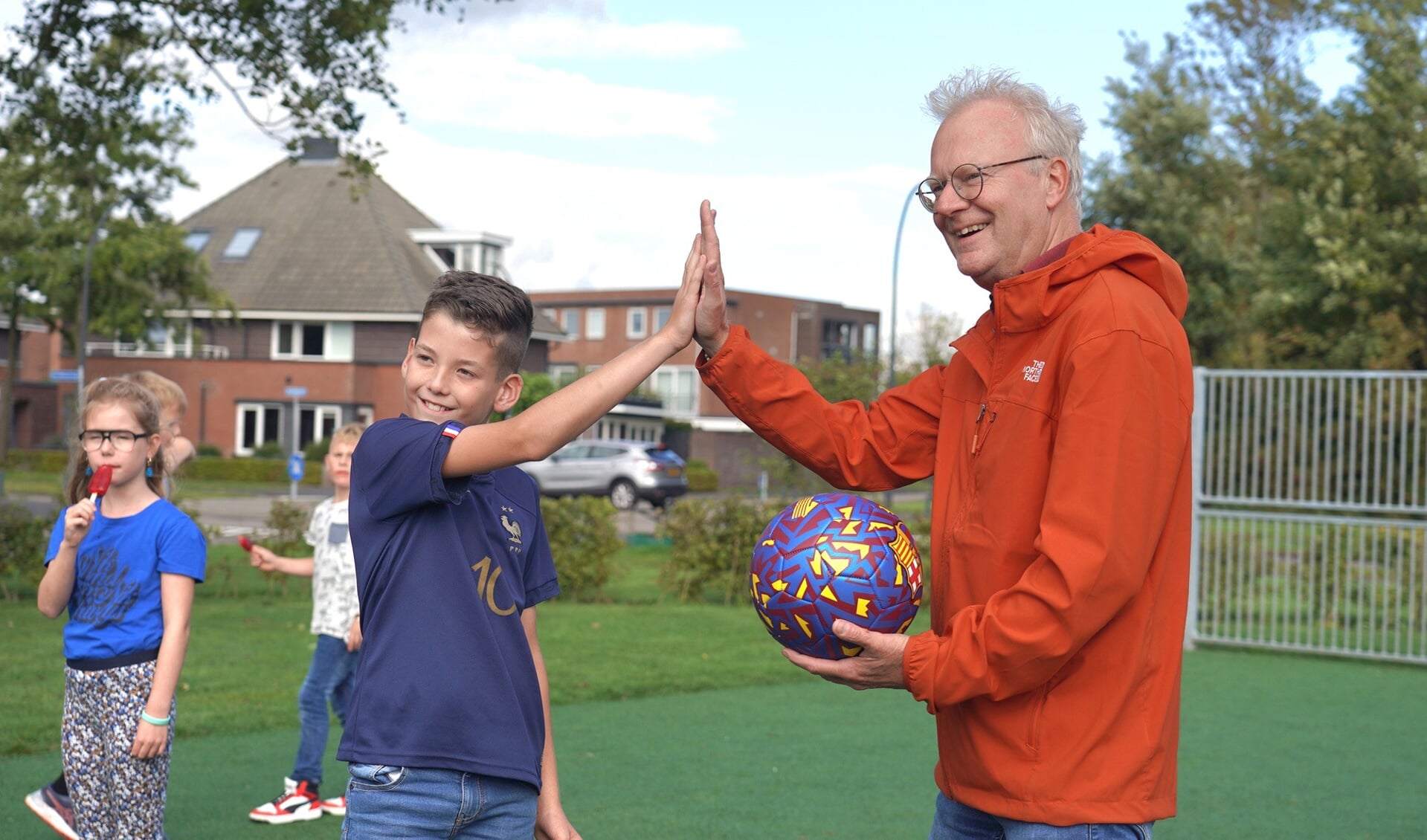 Hans Heddes opent het veldje.