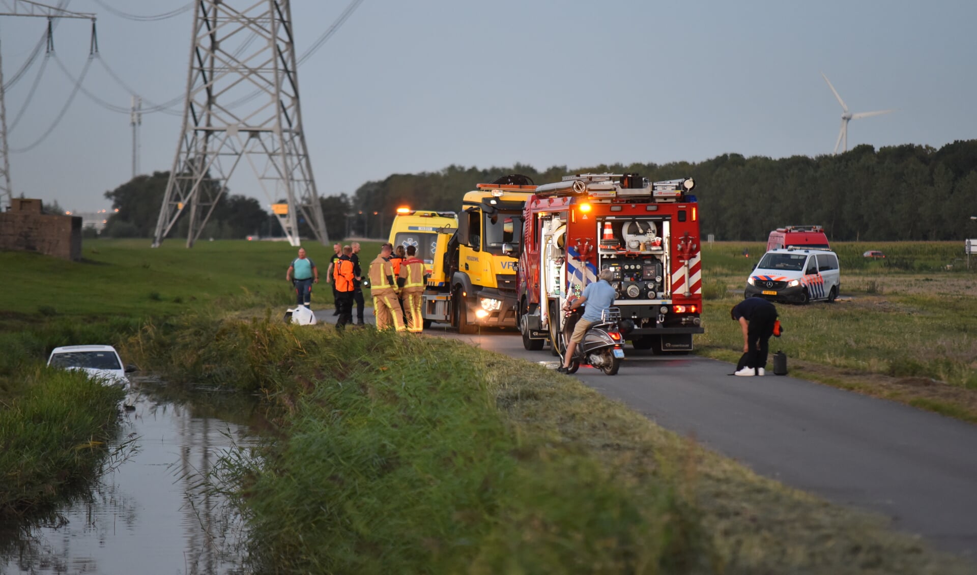 Auto in sloot aan de Bonneweg Hoek van Holland, bestuurder vermist