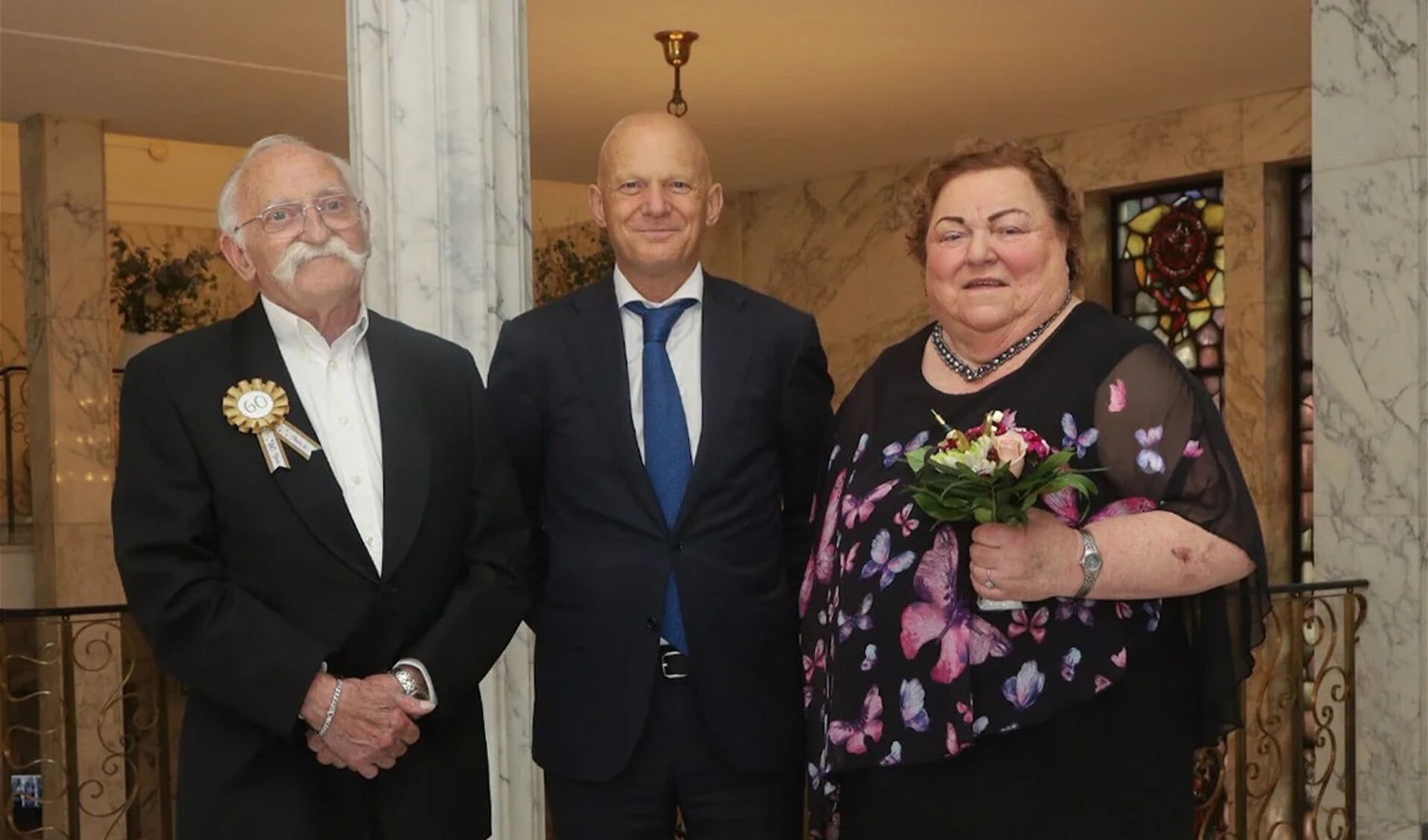 Diamanten paar Hans en Lona Lindhoudt maken hun trouwfoto's opnieuw op het Stadhuis en werden gefeliciteerd door de burgemeester.