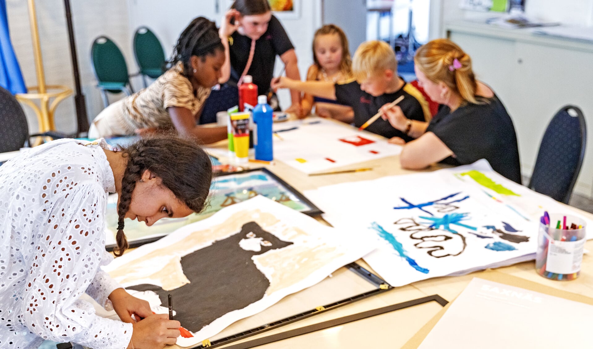 Kinderen van de Kidsclub maken schilderijen bij Activiteitencentrum de Blauwe Boom.