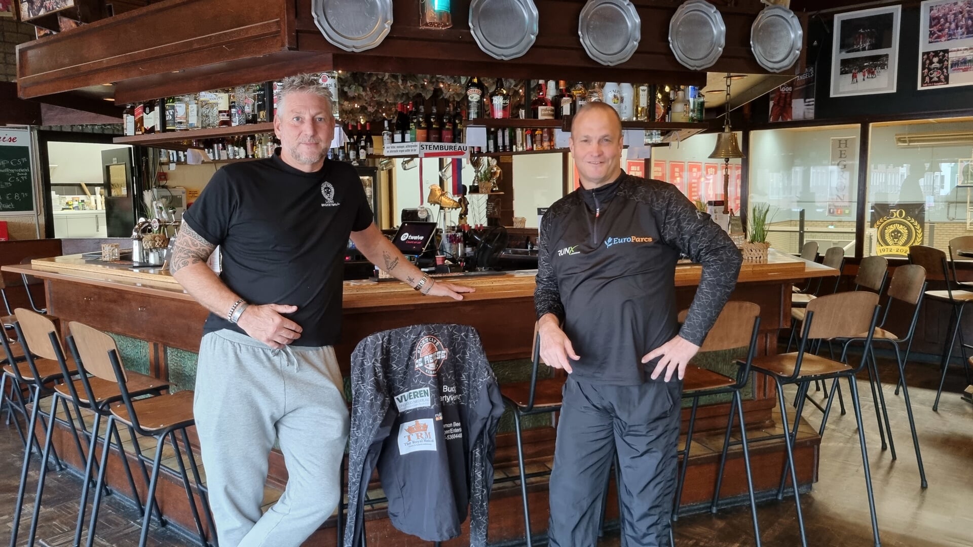 Dennis Kollen (links) en Tonny Kiburg heten de deelnemers aan de Amsterdam Marathon alvast welkom.