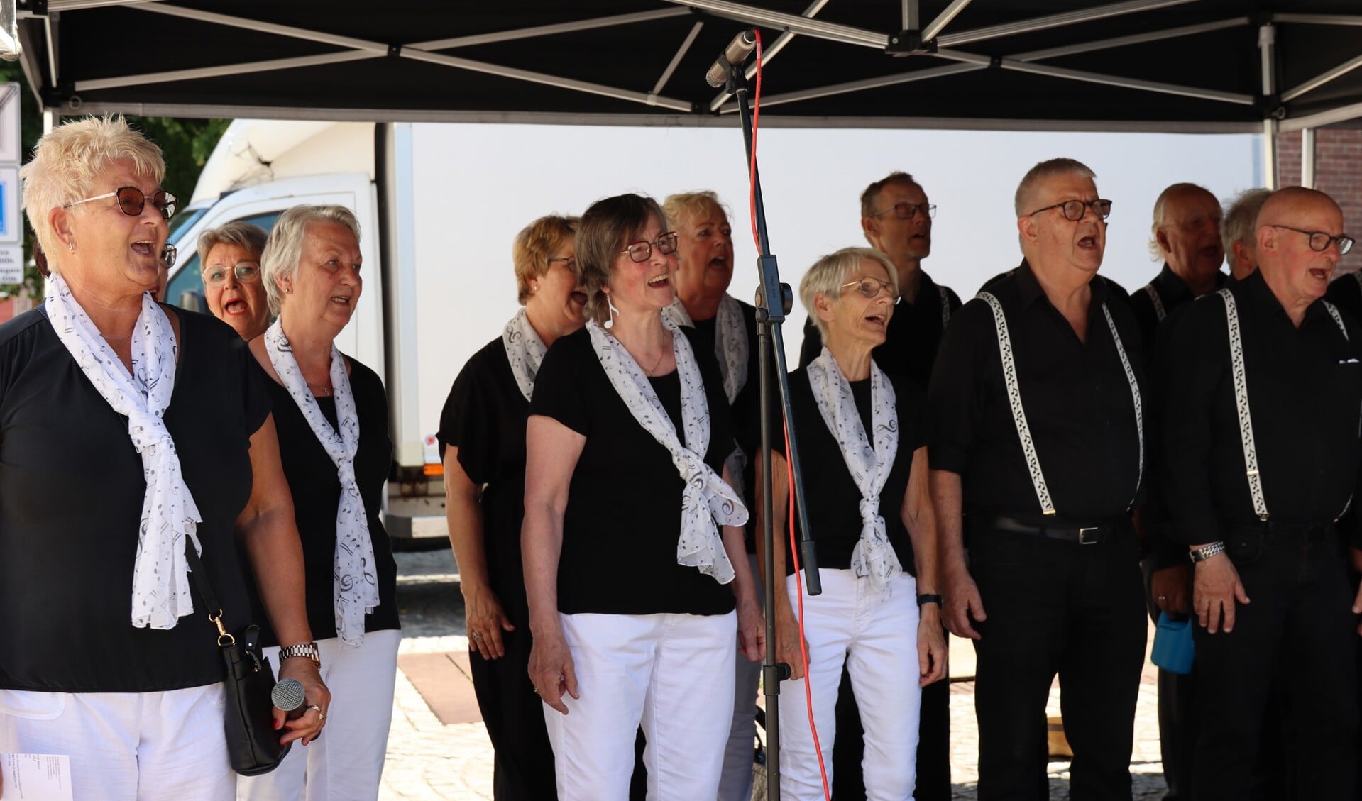 Meezingkoor Om te Hoorn houdt een open repetitie.
