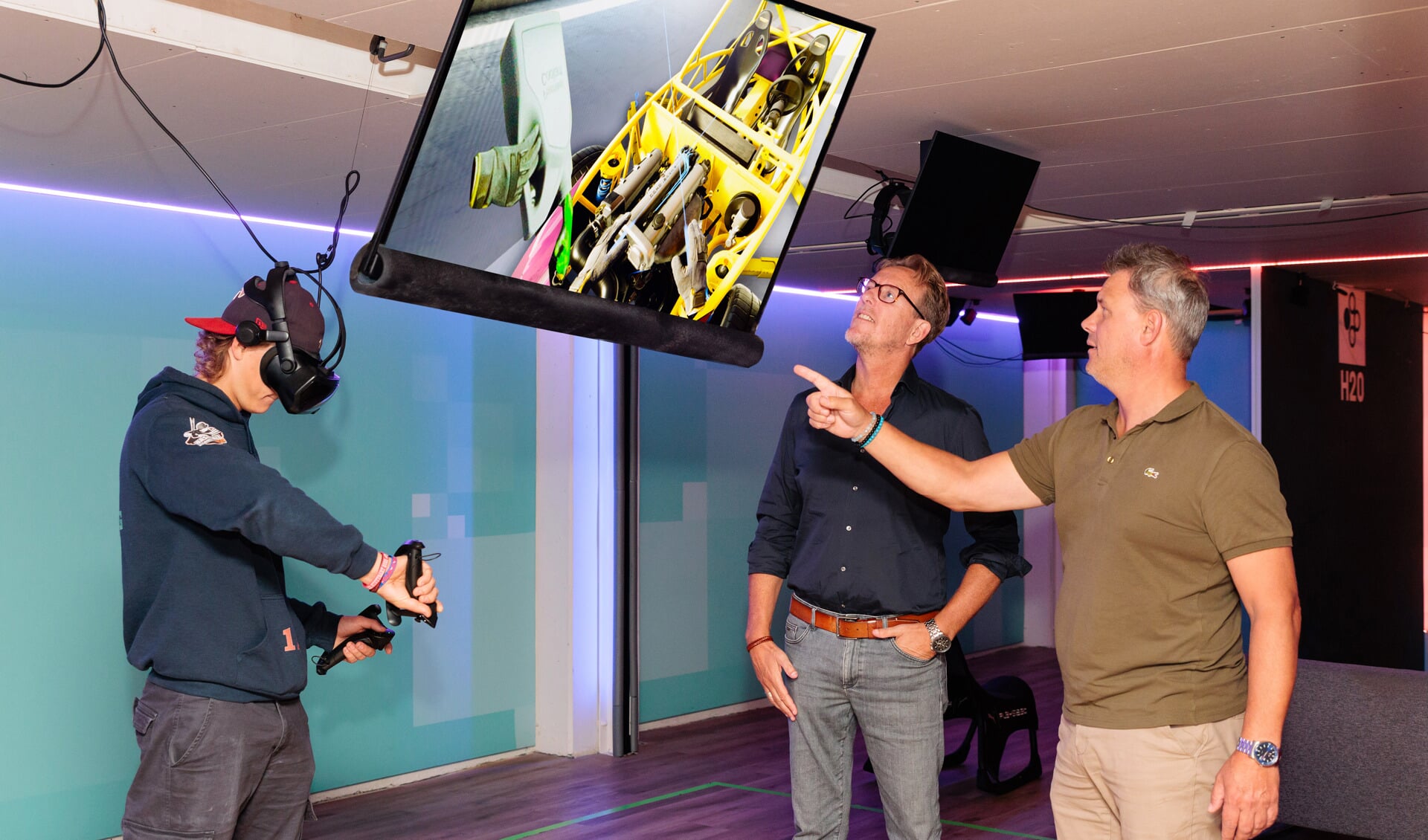 Henry en Menno demonstreren een lesje autotechniek in Virtual Reality.