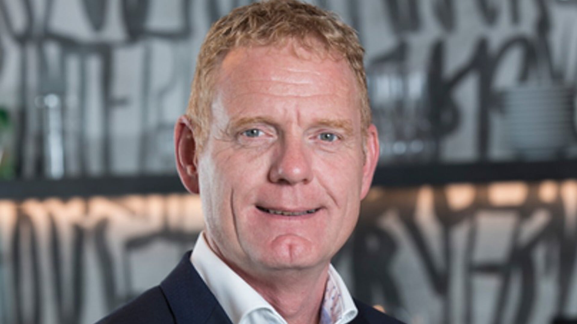 Voorzitter Hans Nipshagen van harddraverijvereniging Prins Hendrik maakt voorspelling uitslag draverij.