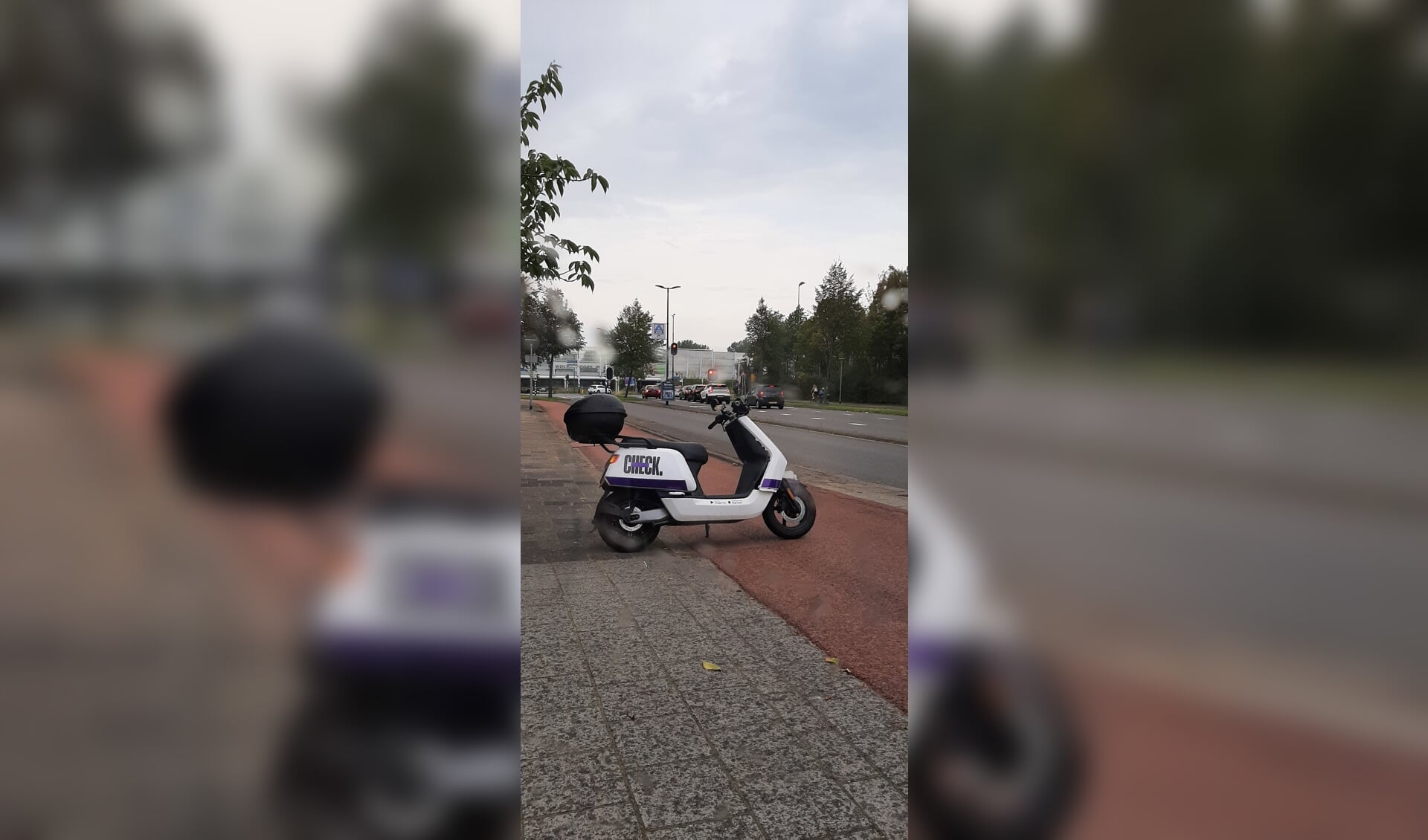 Elektrische scooter wild geparkeerd.