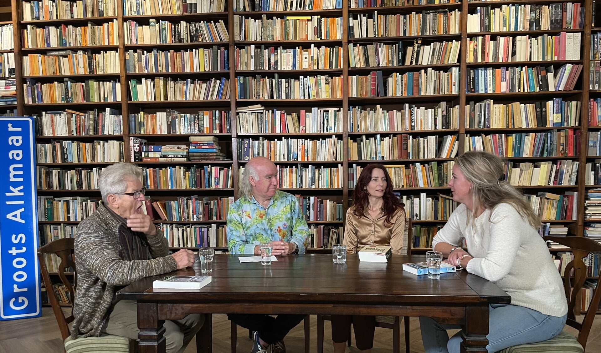 Presentator Hugo Koeman praat met boekhandelaren Jan Oijevaar (Alkenaer) Anneke Scholten (Stumpel) en Nanette Hartland (Bruna Oudorp).