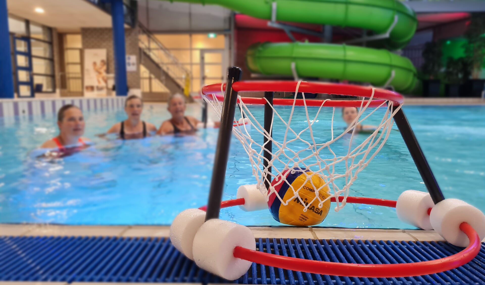 Het gaat er soms bloedje fanatiek aan toe bij de waterbasketbalsters van AquaWaarD.