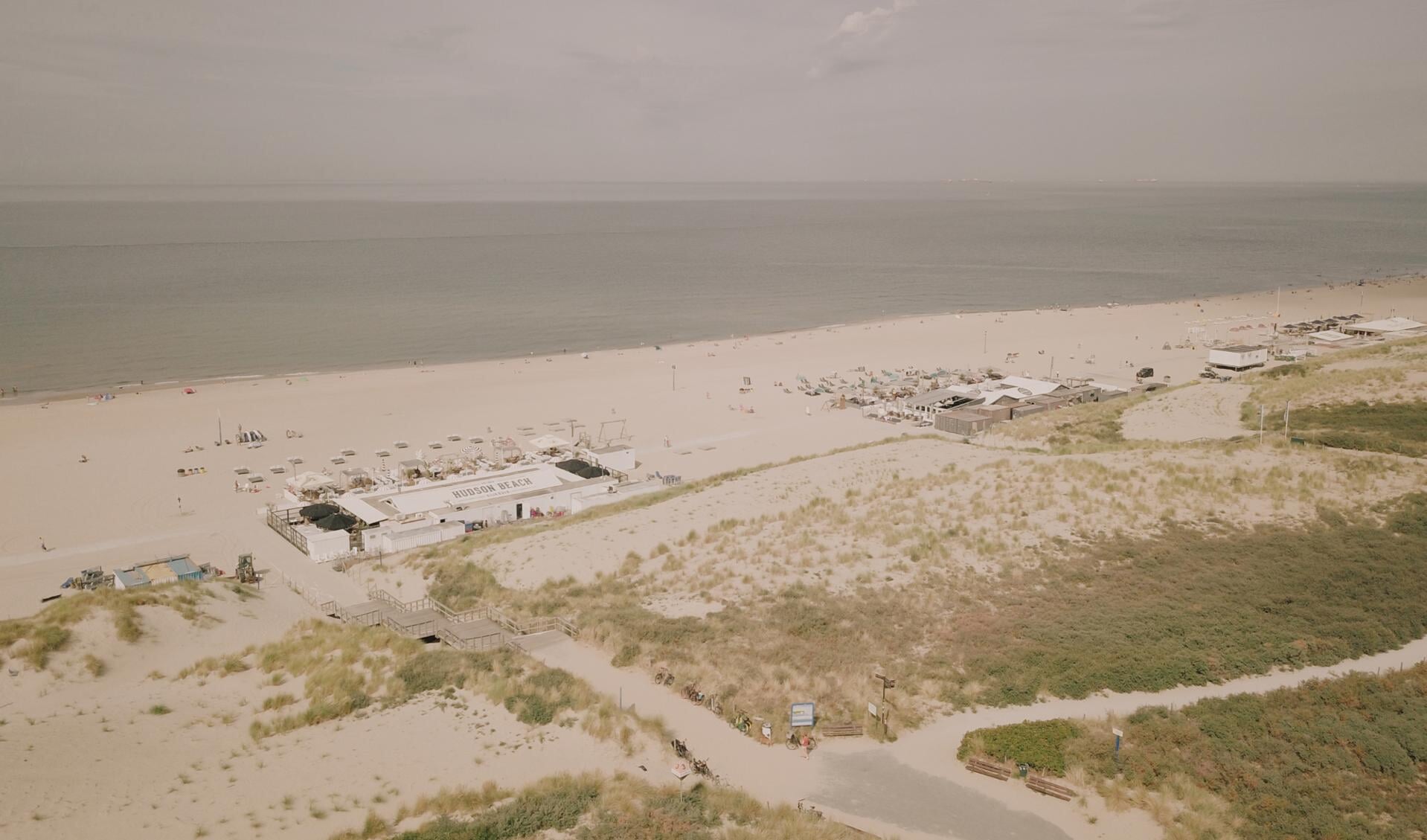 Gemeente Den Haag onderzoekt of het mogelijk is om de strandtenten het hele jaar door op het strand te laten staan.