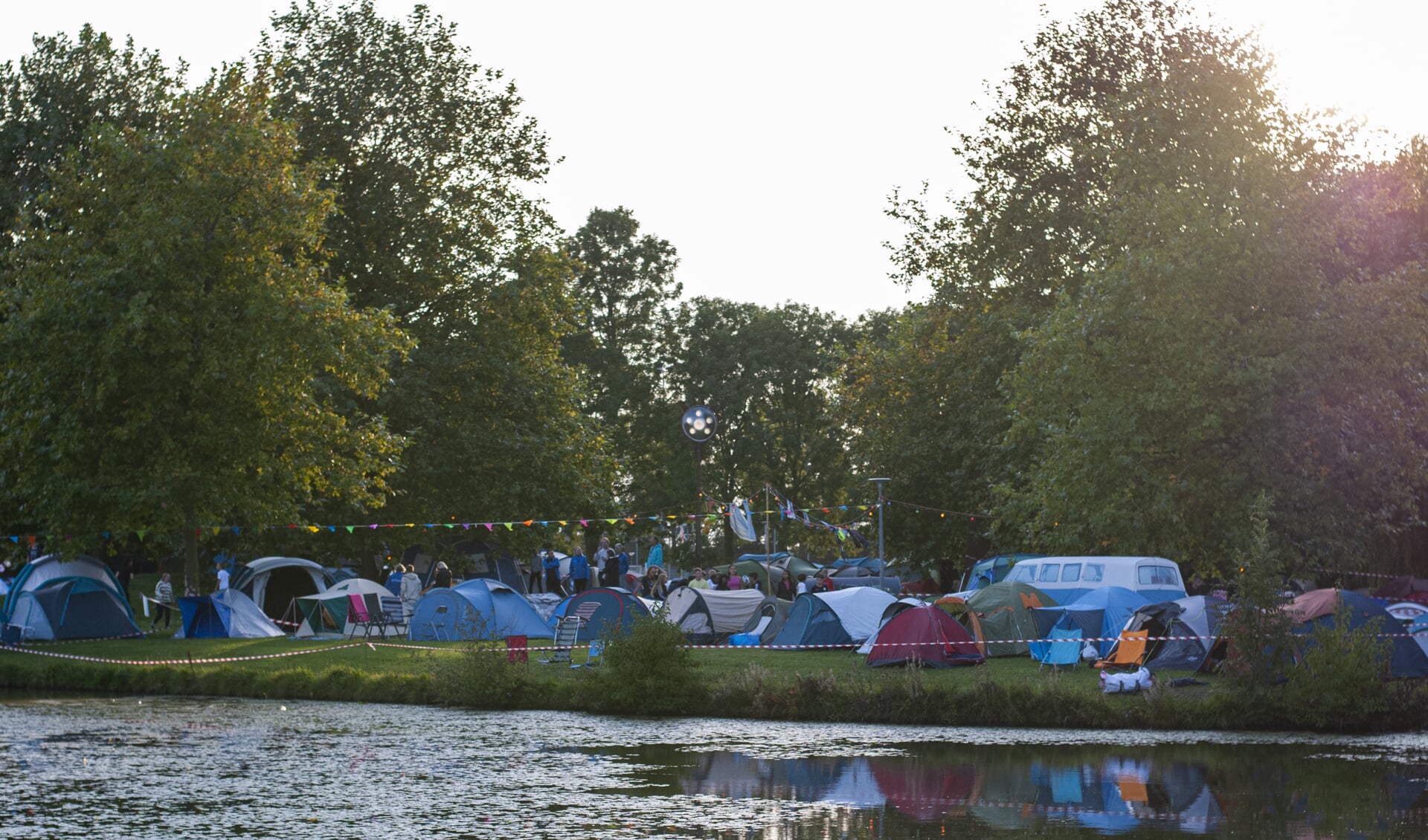 Het schoolterrein van het Martinuscollege in Grootebroek wordt voor twee dagen omgetoverd tot een camping voor leerlingen.