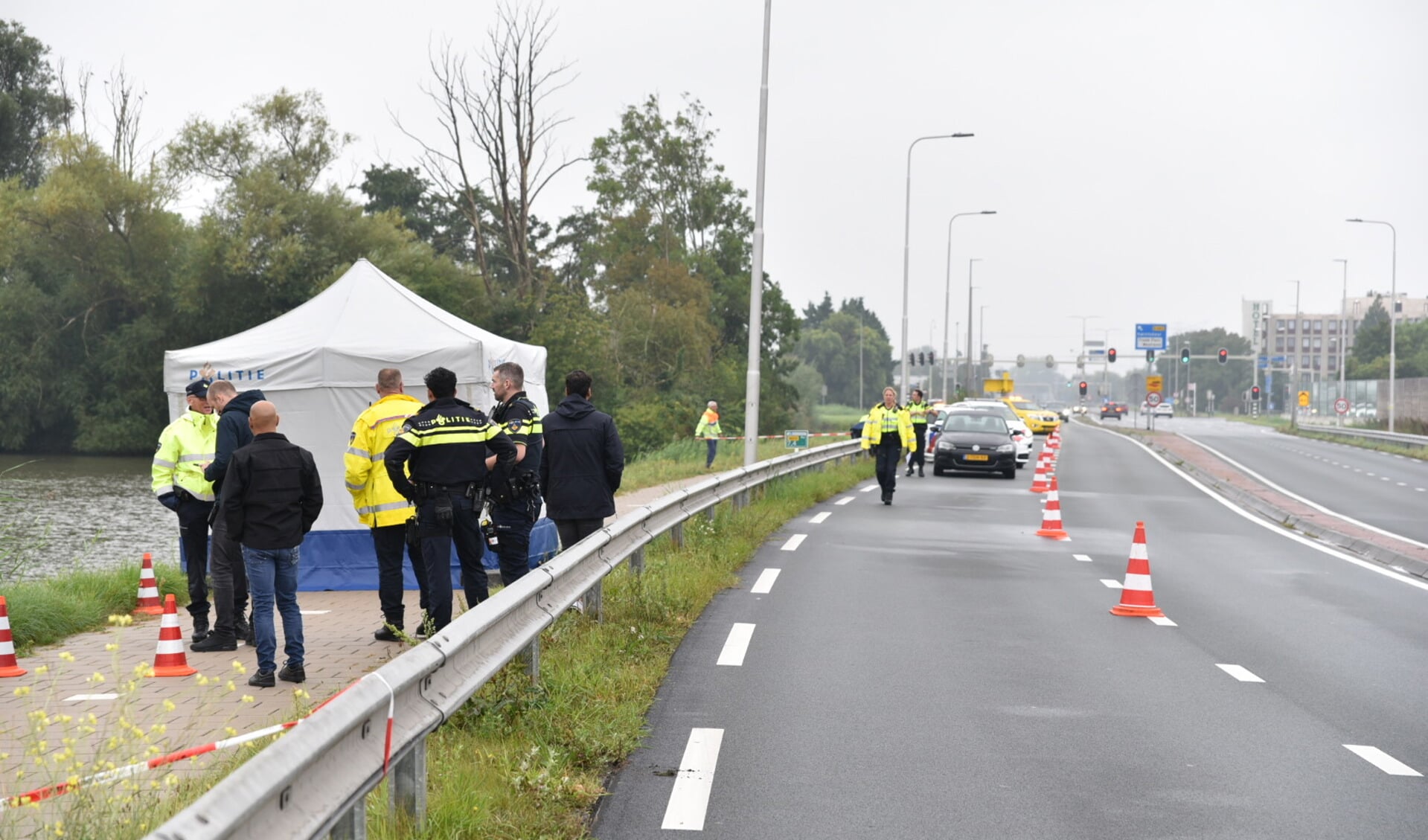 Lichaam aangetroffen in water langs Burgemeester Elsenweg