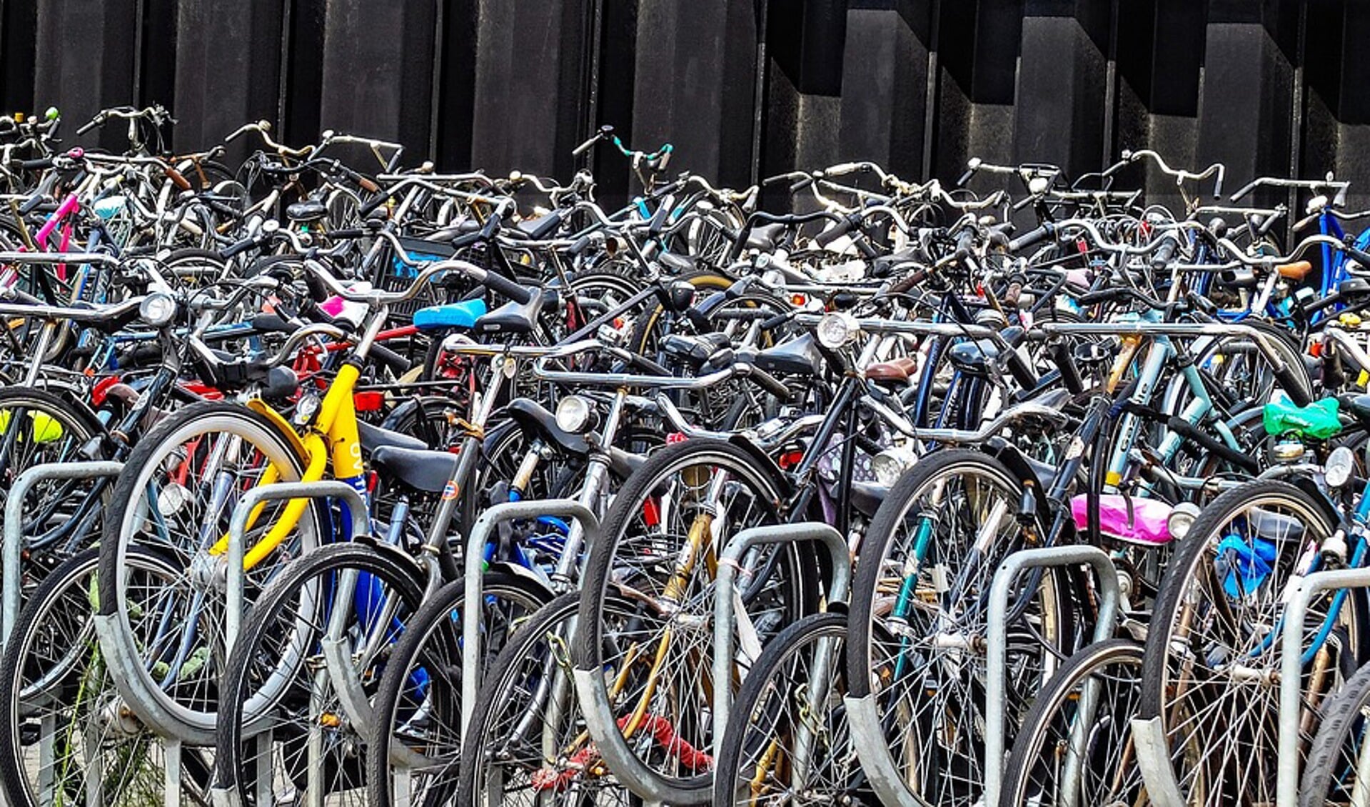 Extra handhaving op fout geparkeerde fietsen bij hete Centraal Station.
