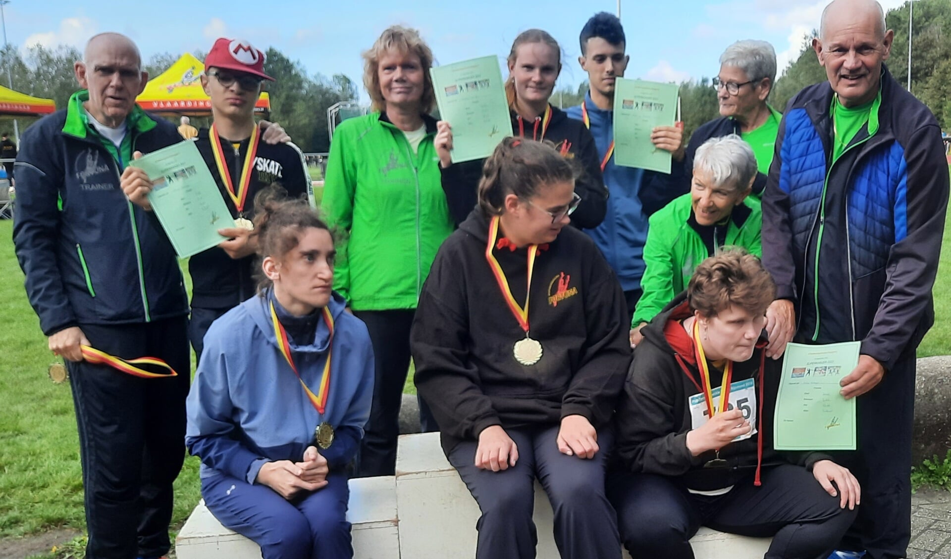 De atleten met een beperking lieten met trots de medaille en de oorkonde zien na de geleverde prestaties op de clubkampioenschappen van Fortuna.