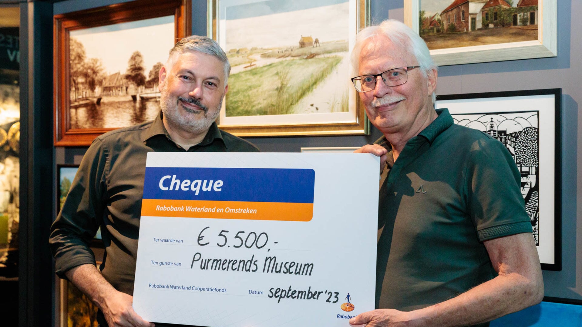 Museumdirecteur Moncef Beekhof (links) krijgt de cheque uit handen van Wouter van Waardt.