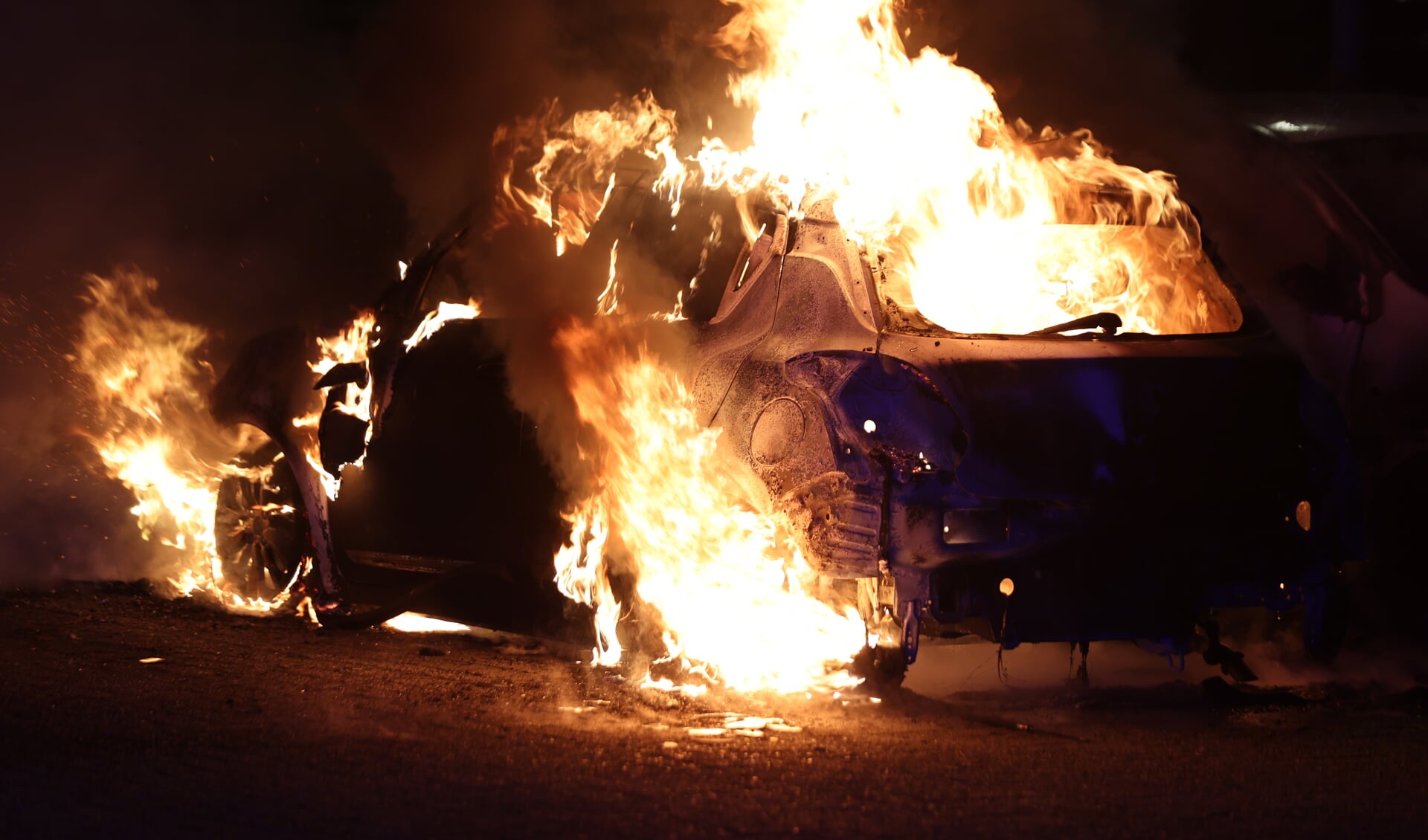 Geparkeerde auto in brand Aletta Jacobsstraat