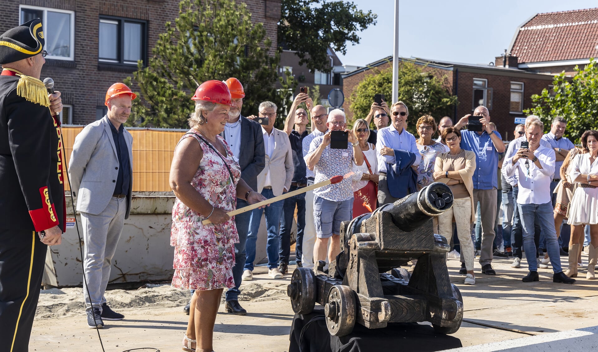 Linda, een van de toekomstige bewoners, hielp de wethouder een kanon ontsteken.