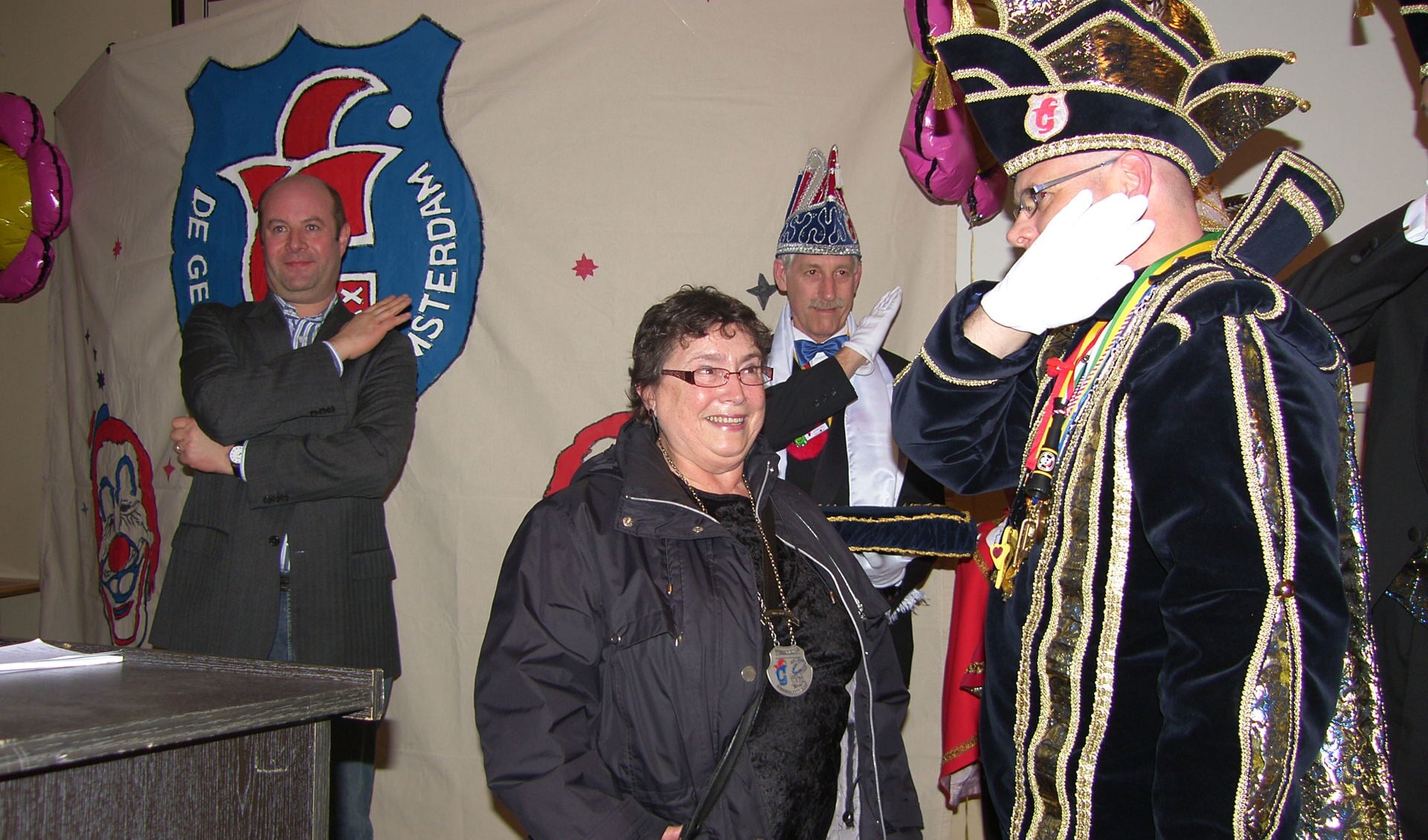 Thea Schaafsma in 2009 tijdens uitreiking van de penning van carnavalsvereniging De Geuzenkneuters voor haar inzet voor de buurt. 