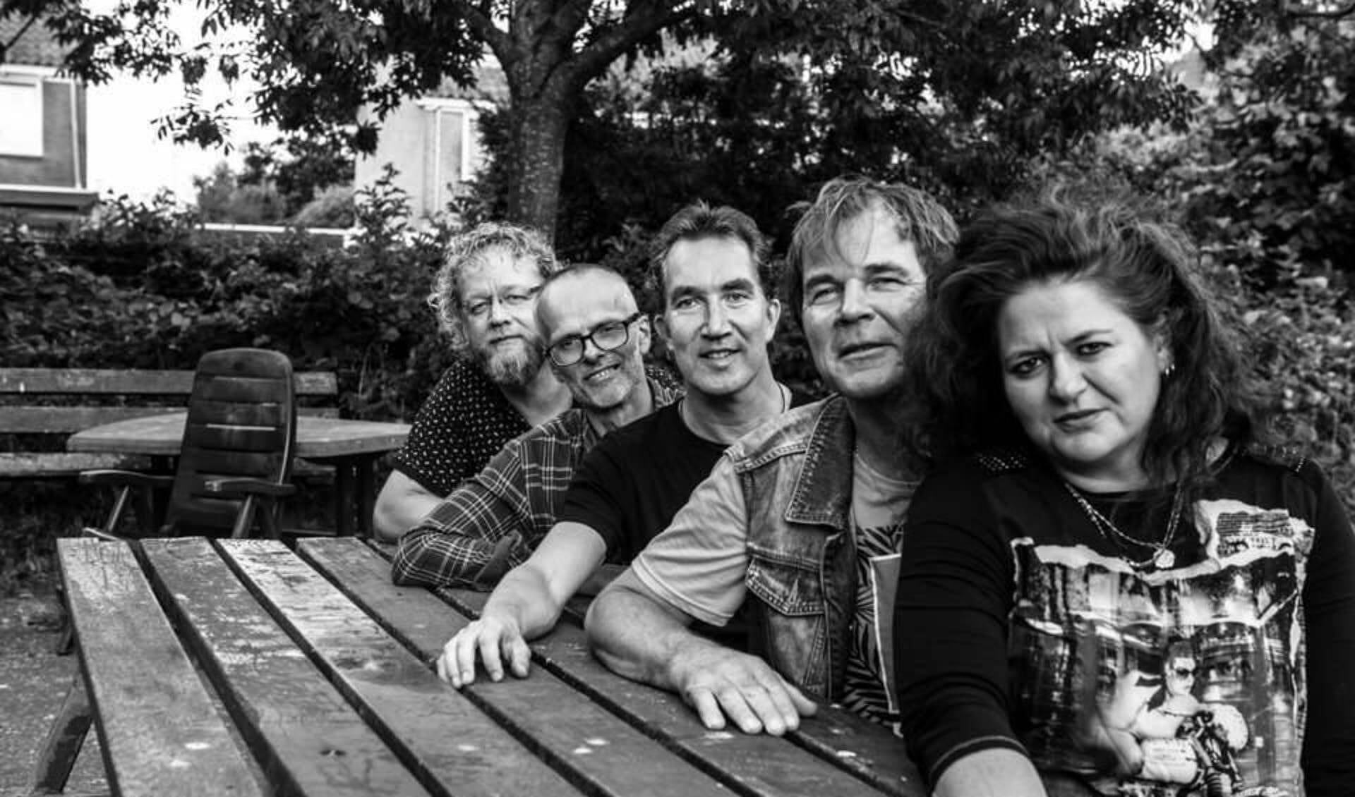 De band Nobody's Home sluit de middag af met swingende covers.