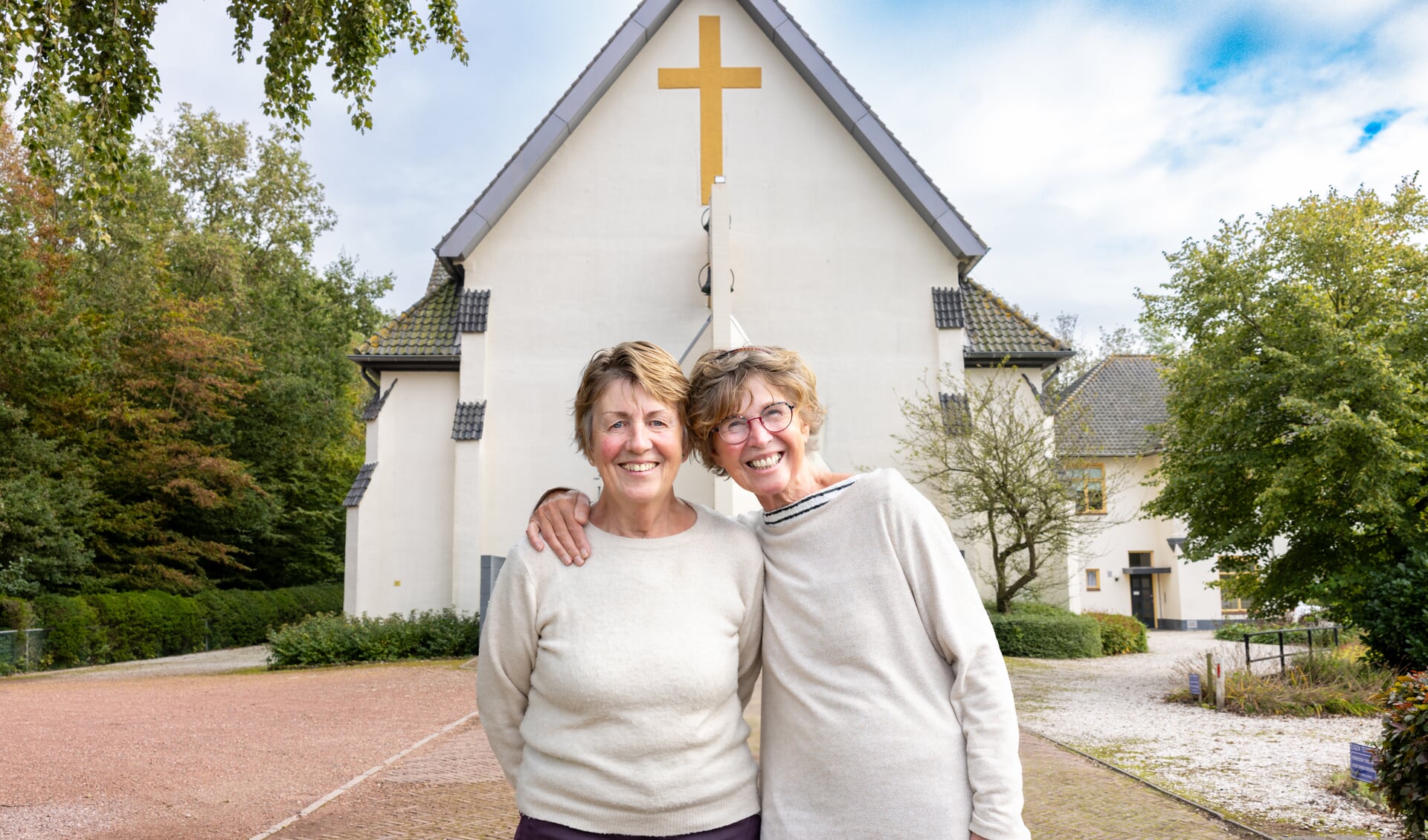 Annemiek (l) en Evelien denken met warme gevoelens terug aan het Kruizer Kinderkoor, dat zij in 1989 hebben opgericht.