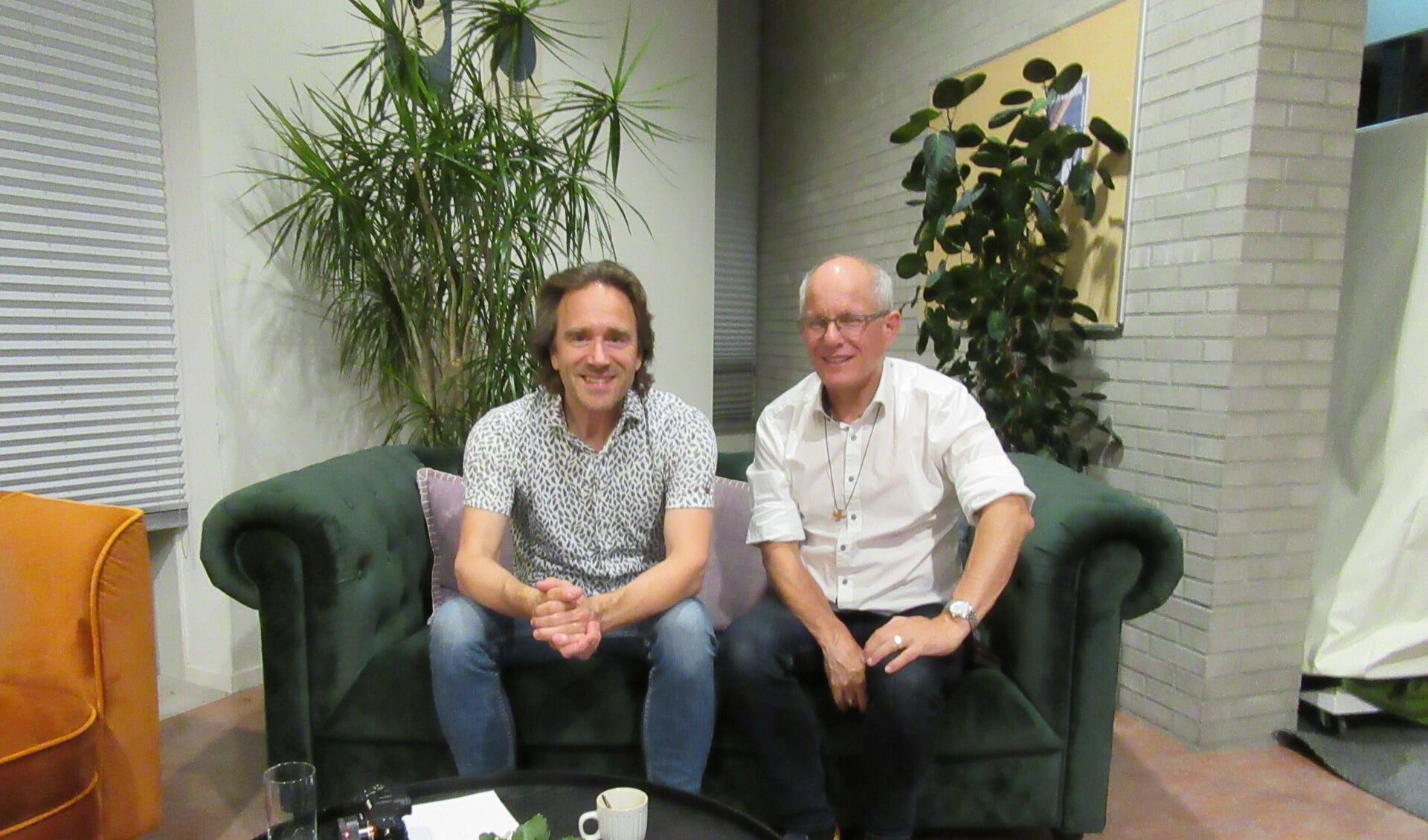 De ervaren dirigent Ferdinand Beuse en de pianist Kees van Zantwijk begeleiden het koor.