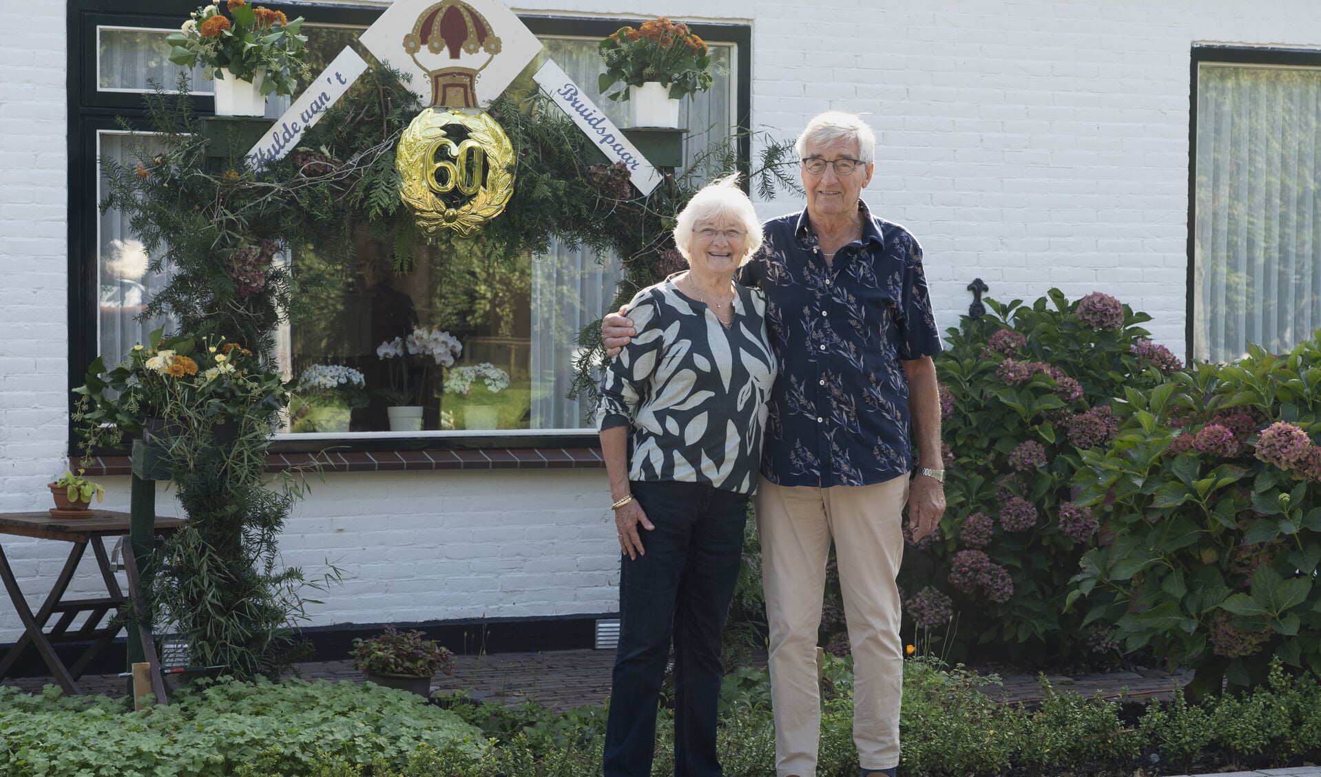 Van harte gefeliciteerd Gré en Matt Schuitemaker, zestig jaar getrouwd. Nog vele jaren samen!